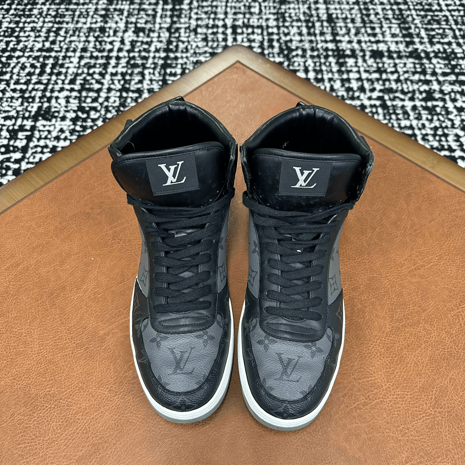 Louis Vuitton Louis Vuitton Leather Gray Hitop Sneakers 8 Men Size US 8 / EU 41 - 2 Thumbnail