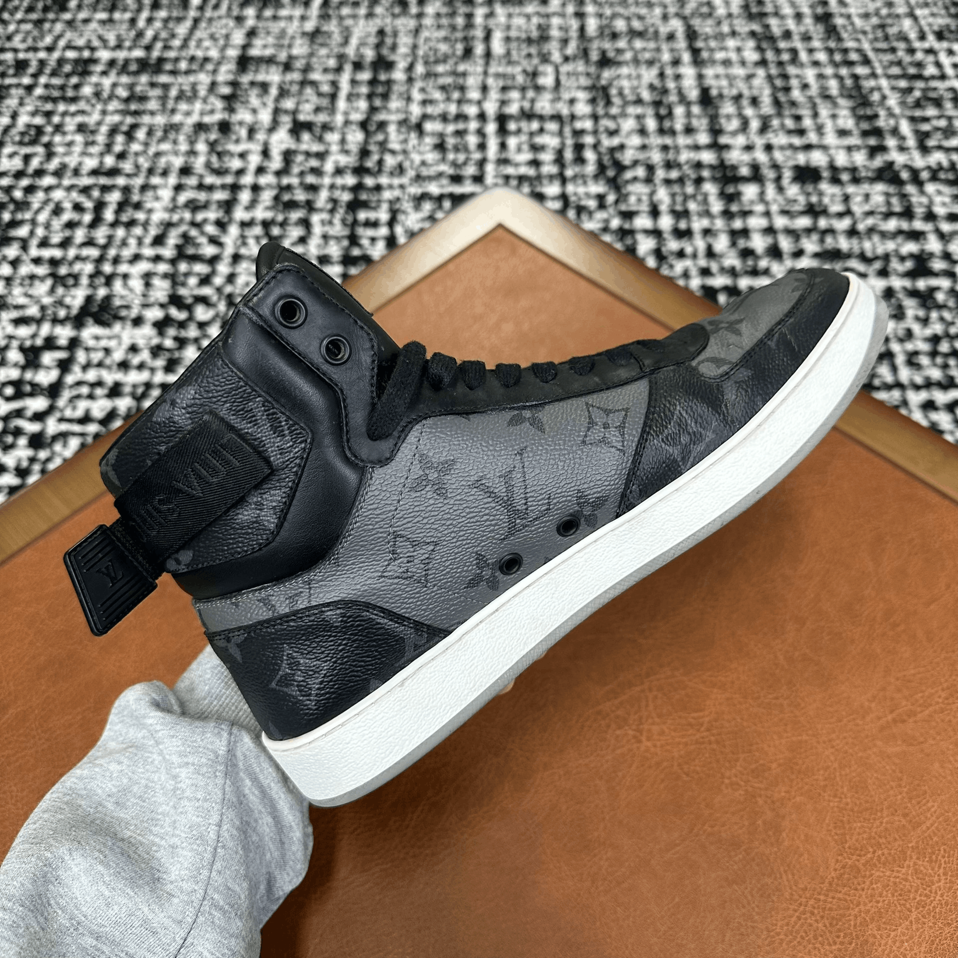 Louis Vuitton Louis Vuitton Leather Gray Hitop Sneakers 8 Men Size US 8 / EU 41 - 4 Thumbnail