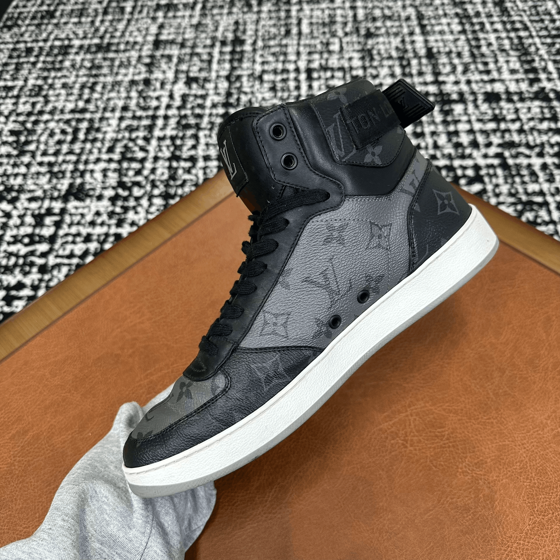 Louis Vuitton Louis Vuitton Leather Gray Hitop Sneakers 8 Men Size US 8 / EU 41 - 5 Thumbnail