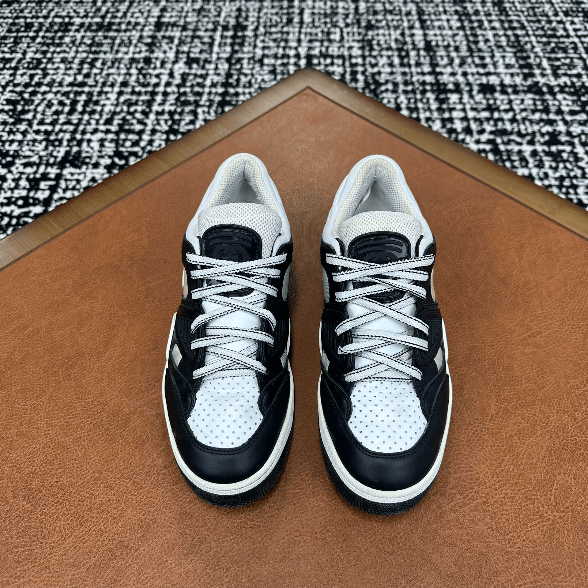 Gucci Gucci Black Lowtop Sneakers it_38 Women Size US 8 / IT 38 - 2 Thumbnail