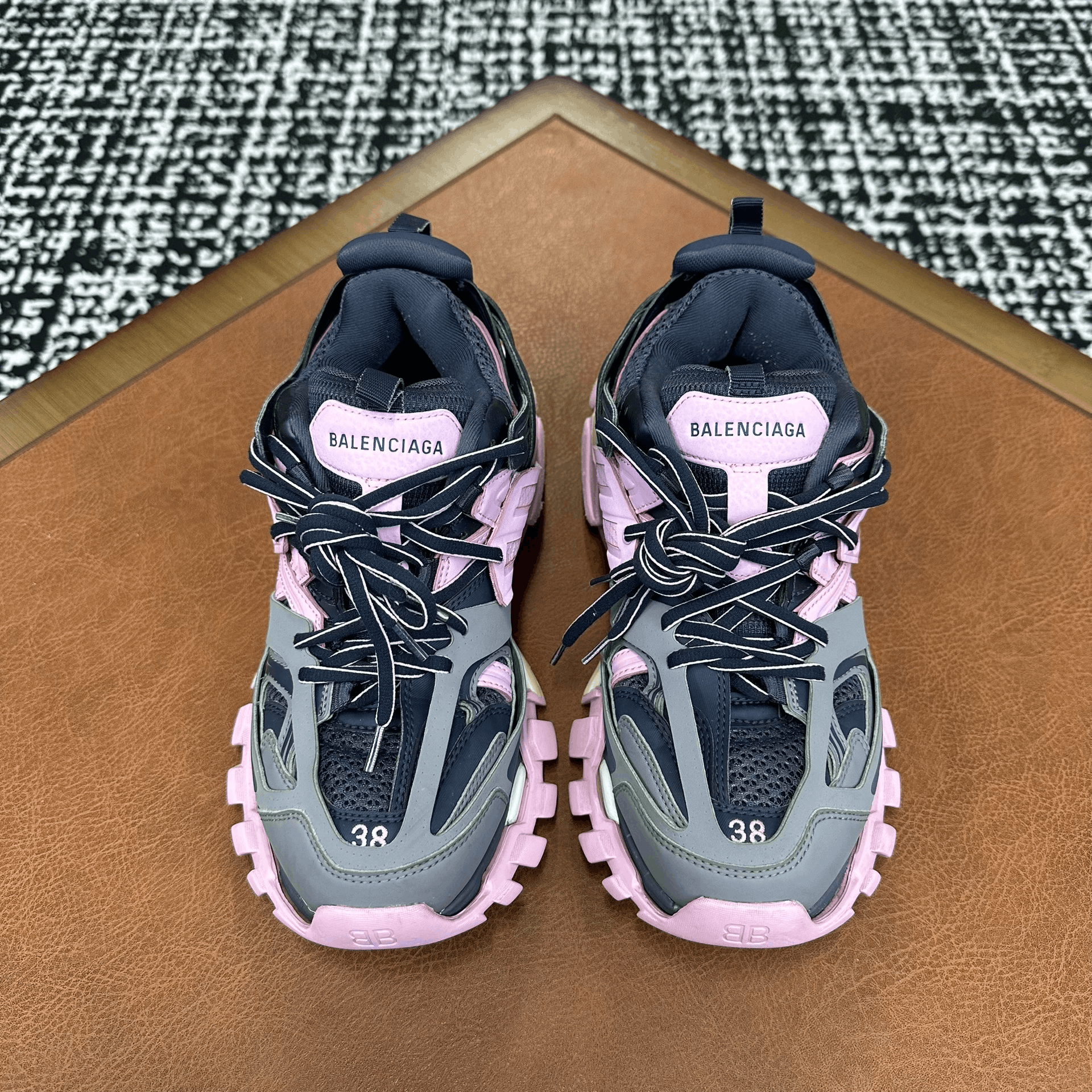 Balenciaga Balenciaga Pink Lowtop Sneakers it_38 Women Size US 8 / IT 38 - 2 Thumbnail