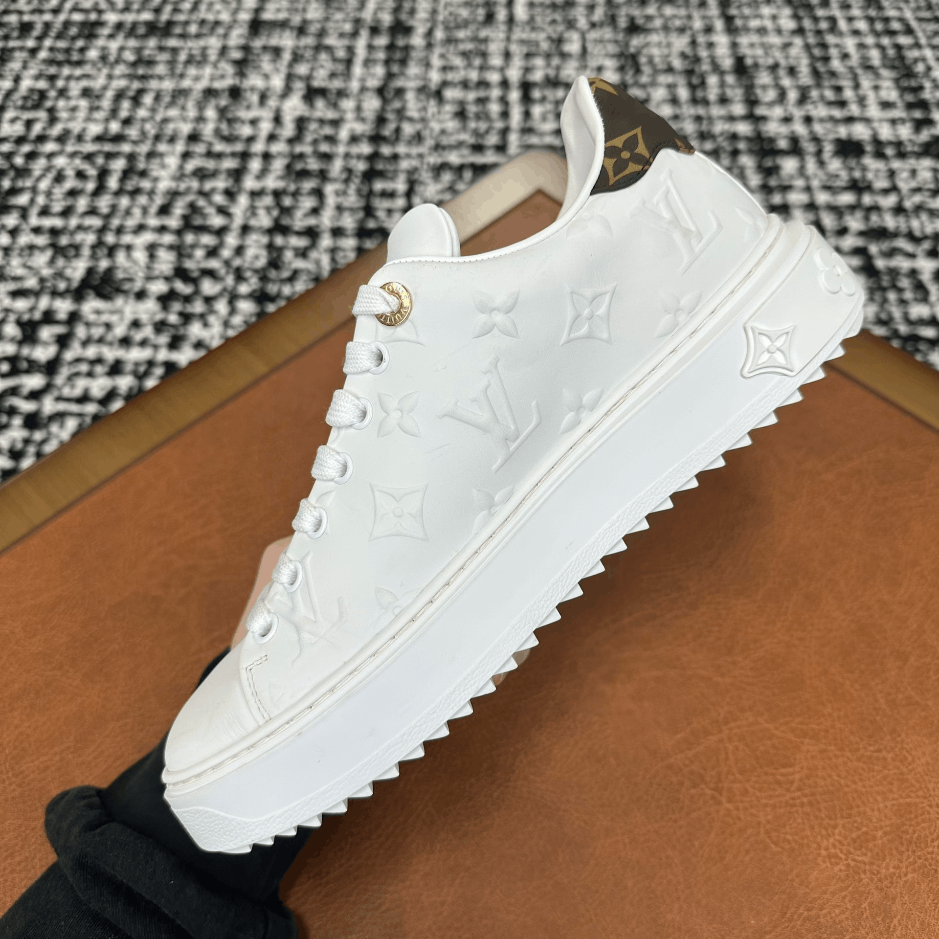 Louis Vuitton Louis Vuitton White Lowtop Sneakers it_37-5 Women Size US 7.5 / IT 37.5 - 7 Thumbnail