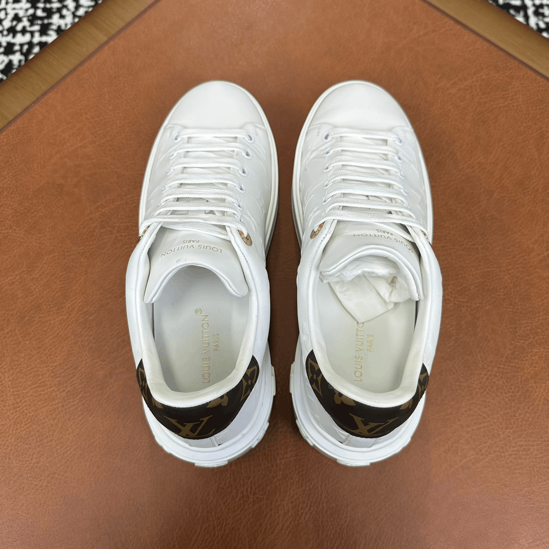 Louis Vuitton Louis Vuitton White Lowtop Sneakers it_37-5 Women Size US 7.5 / IT 37.5 - 3 Thumbnail