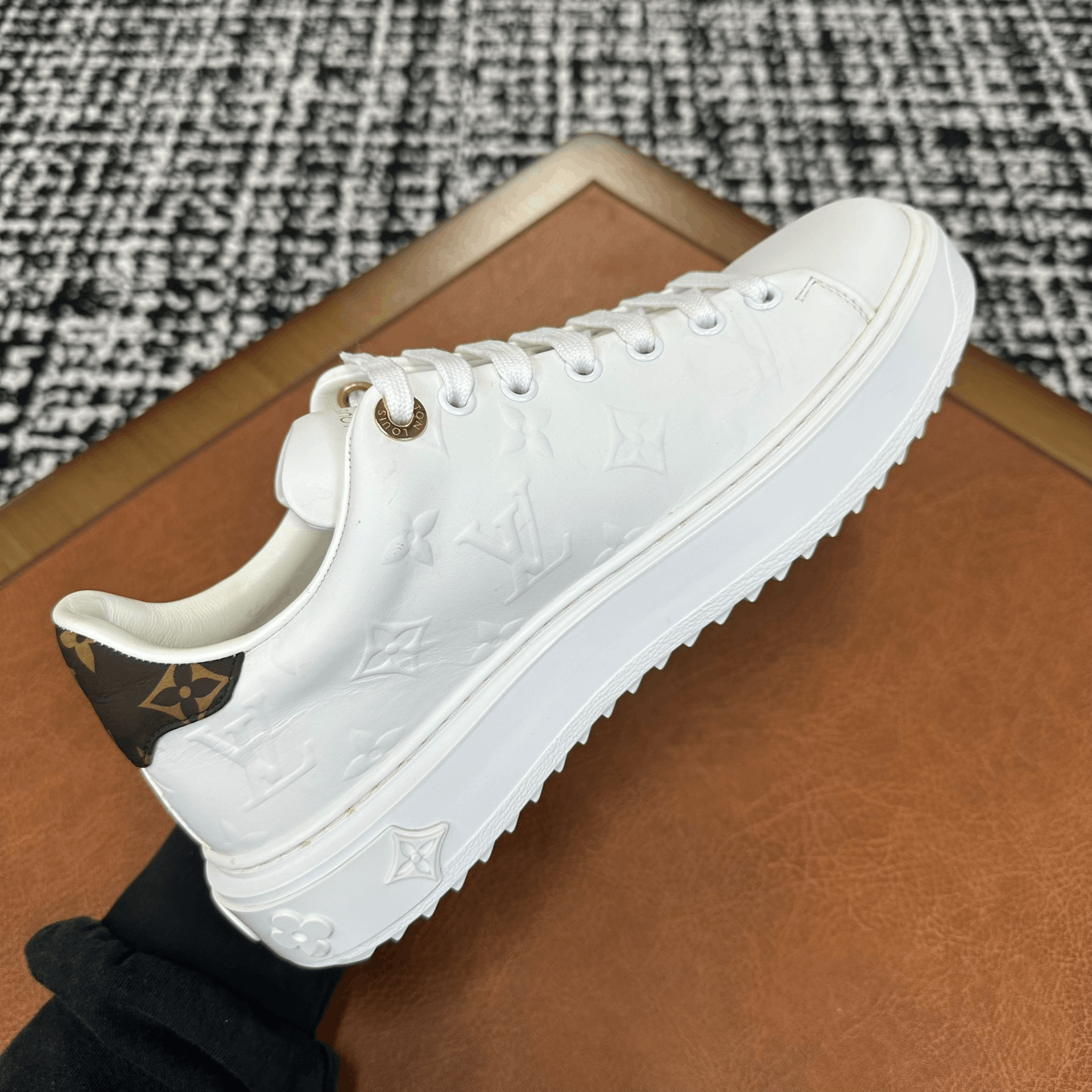 Louis Vuitton Louis Vuitton White Lowtop Sneakers it_37-5 Women Size US 7.5 / IT 37.5 - 6 Thumbnail