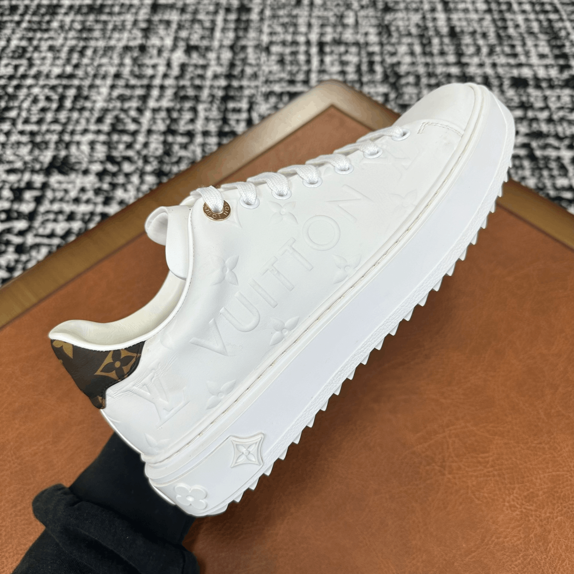 Louis Vuitton Louis Vuitton White Lowtop Sneakers it_37-5 Women Size US 7.5 / IT 37.5 - 8 Thumbnail