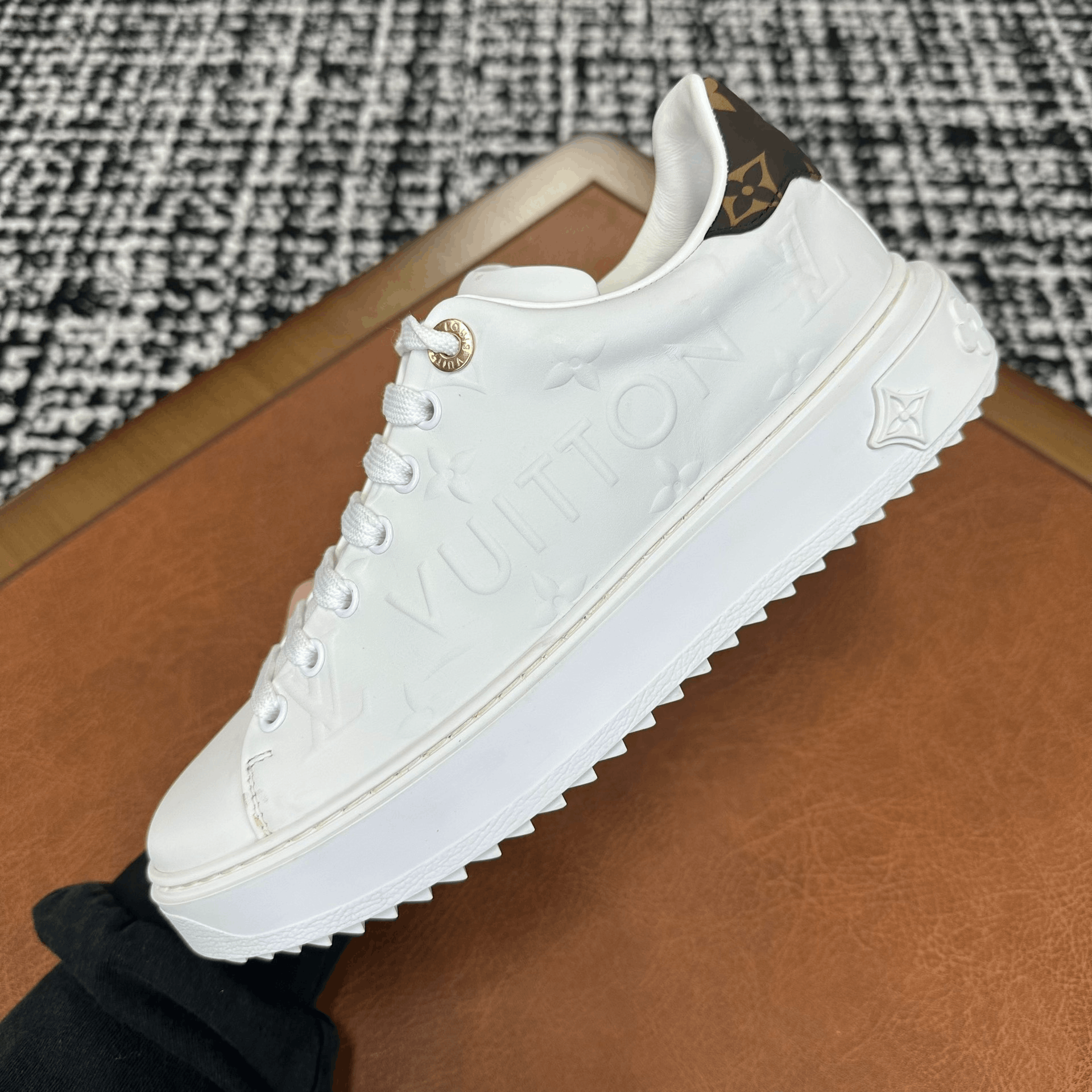Louis Vuitton Louis Vuitton White Lowtop Sneakers it_37-5 Women Size US 7.5 / IT 37.5 - 5 Thumbnail