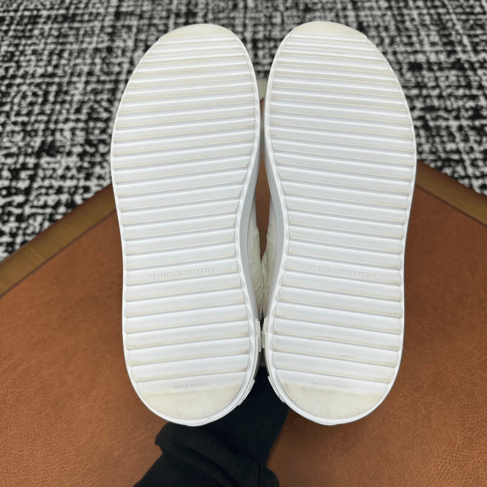 Louis Vuitton Louis Vuitton White Lowtop Sneakers it_37-5 Women Size US 7.5 / IT 37.5 - 9 Thumbnail