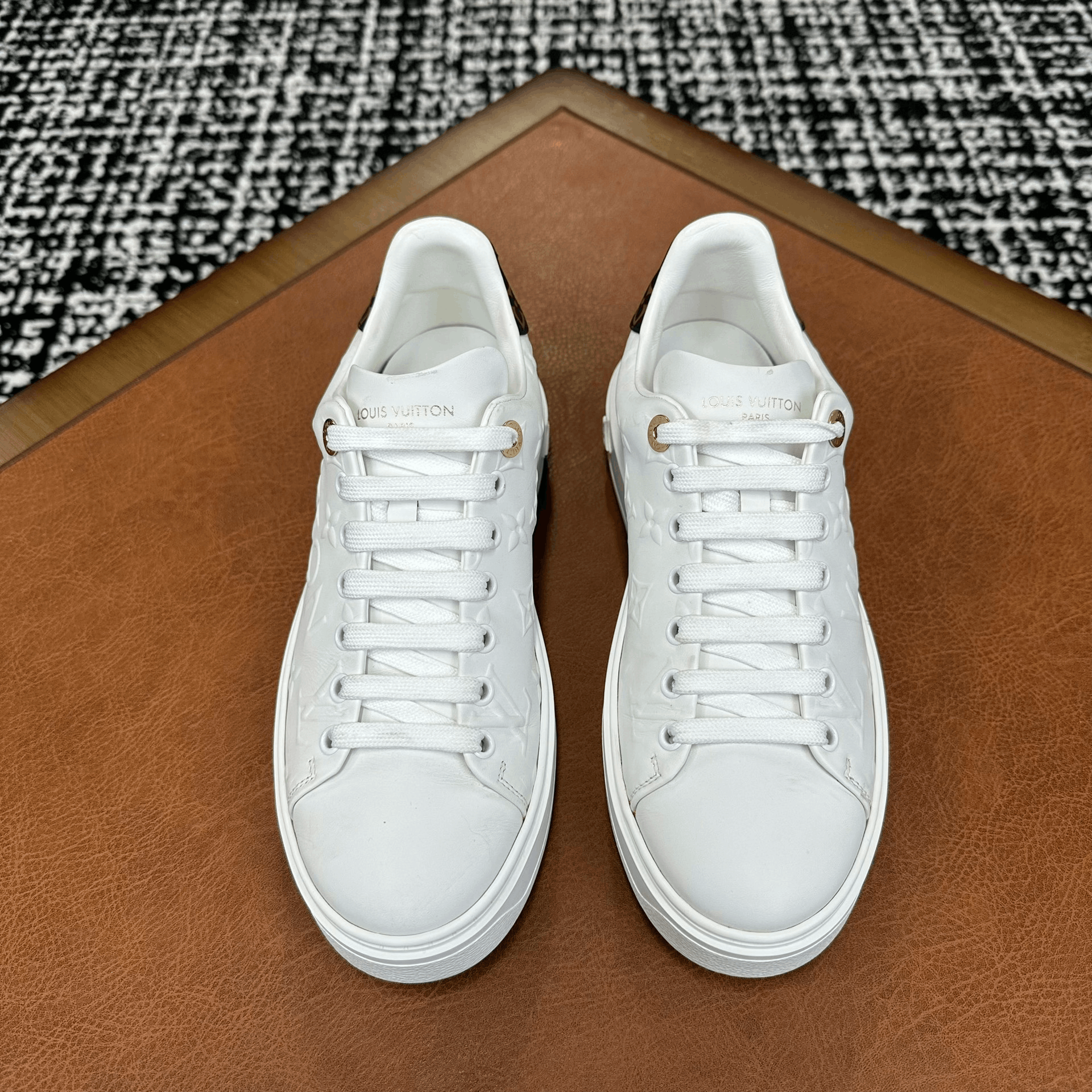 Louis Vuitton Louis Vuitton White Lowtop Sneakers it_37-5 Women Size US 7.5 / IT 37.5 - 2 Thumbnail