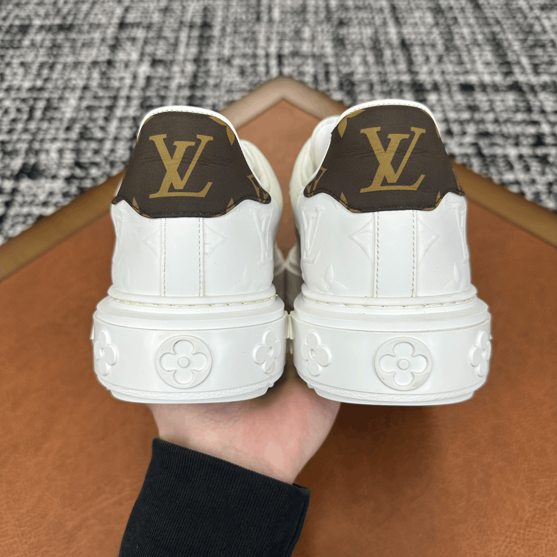 Louis Vuitton Louis Vuitton White Lowtop Sneakers it_37-5 Women Size US 7.5 / IT 37.5 - 4 Thumbnail