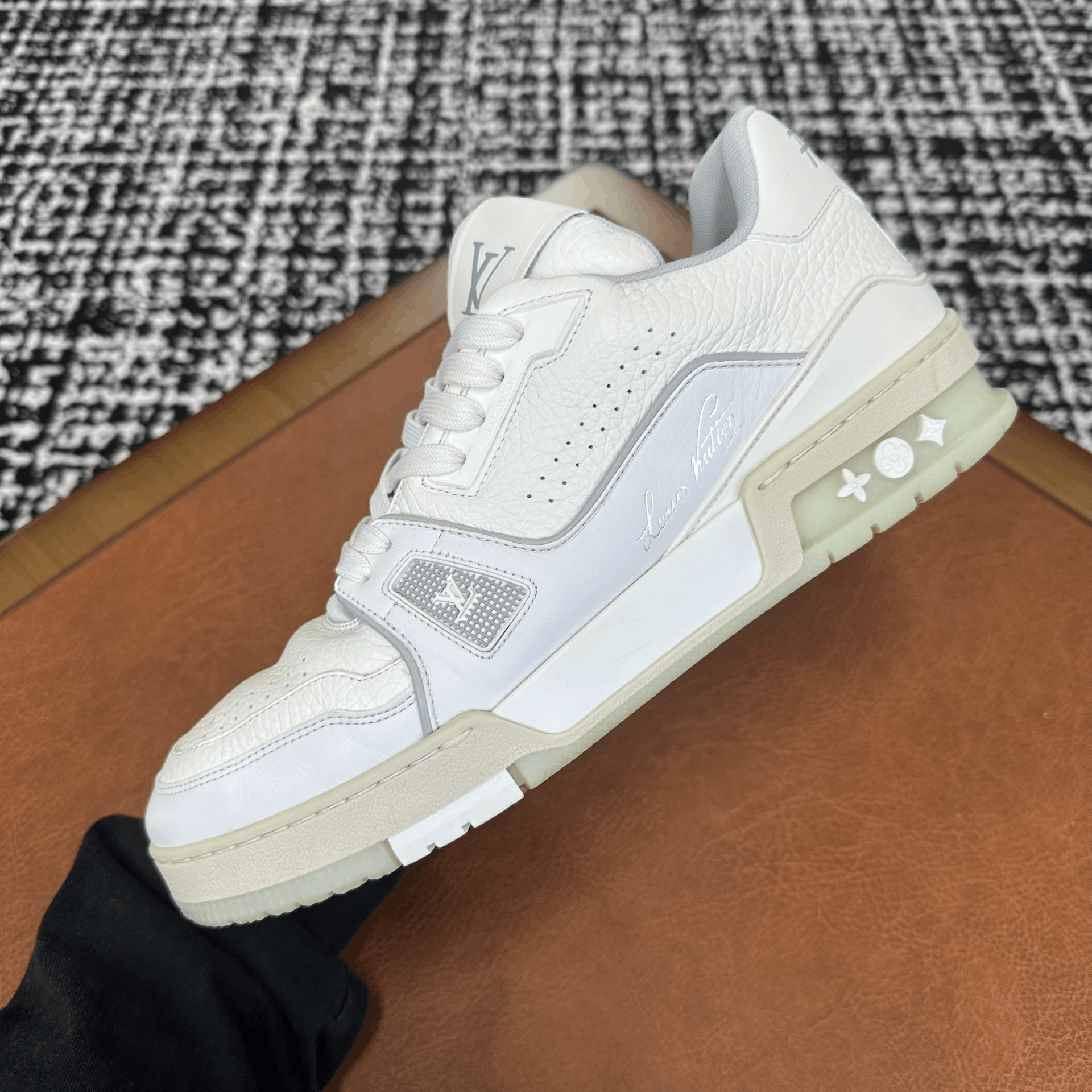 Louis Vuitton Louis Vuitton Training White Lowtop Sneakers 8 Men Size US 8 / EU 41 - 7 Thumbnail