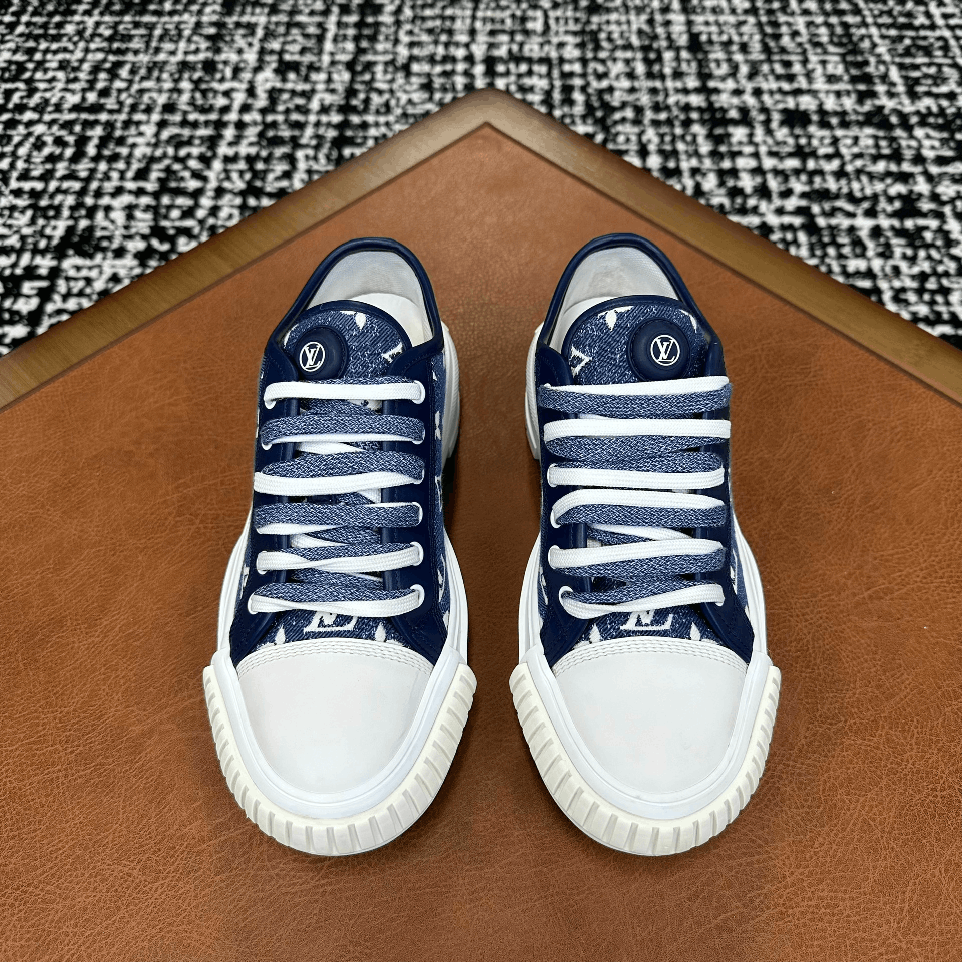 Louis Vuitton Louis Vuitton Blue Lowtop Sneakers it_38 Women Size US 8 / IT 38 - 2 Thumbnail
