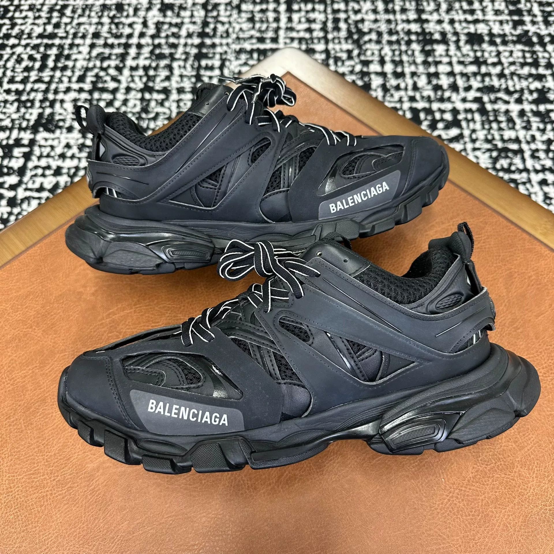 Balenciaga Balenciaga Distressed Black Lowtop Sneakers 9 Men Size US 9 / EU 42 - 5 Thumbnail