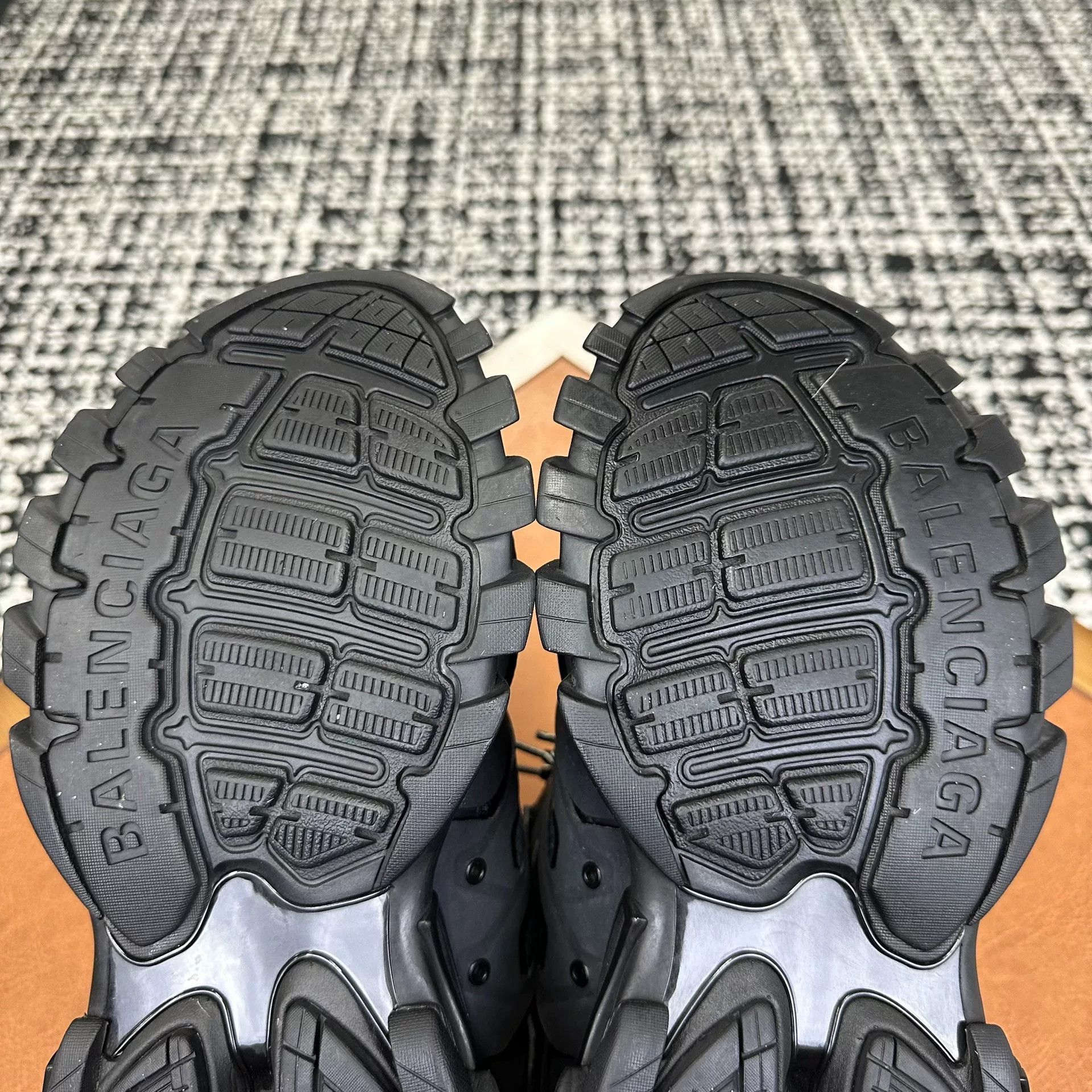 Balenciaga Balenciaga Distressed Black Lowtop Sneakers 9 Men Size US 9 / EU 42 - 8 Thumbnail