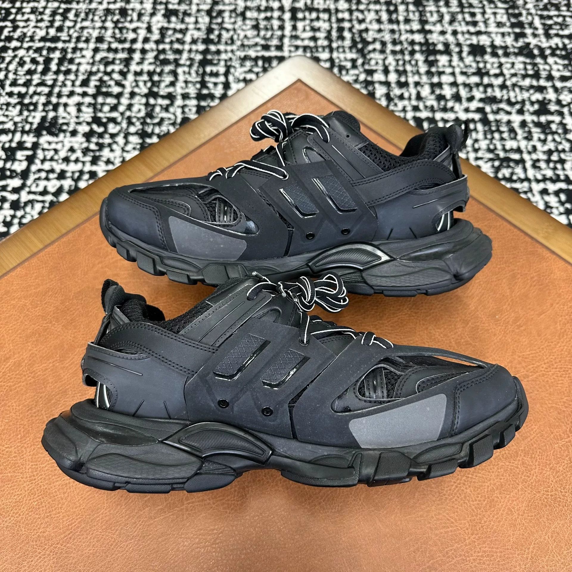 Balenciaga Balenciaga Distressed Black Lowtop Sneakers 9 Men Size US 9 / EU 42 - 6 Thumbnail