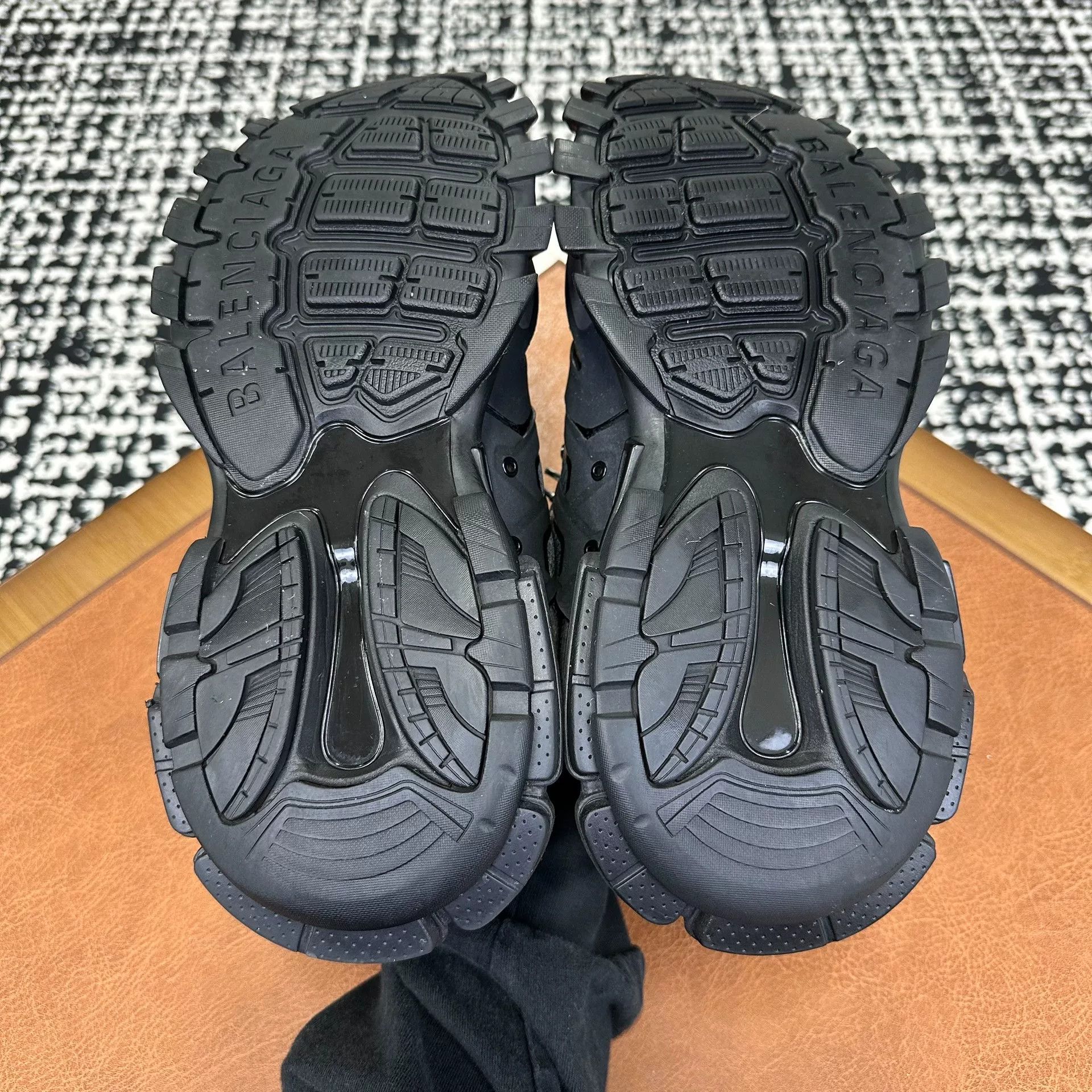 Balenciaga Balenciaga Distressed Black Lowtop Sneakers 9 Men Size US 9 / EU 42 - 7 Thumbnail