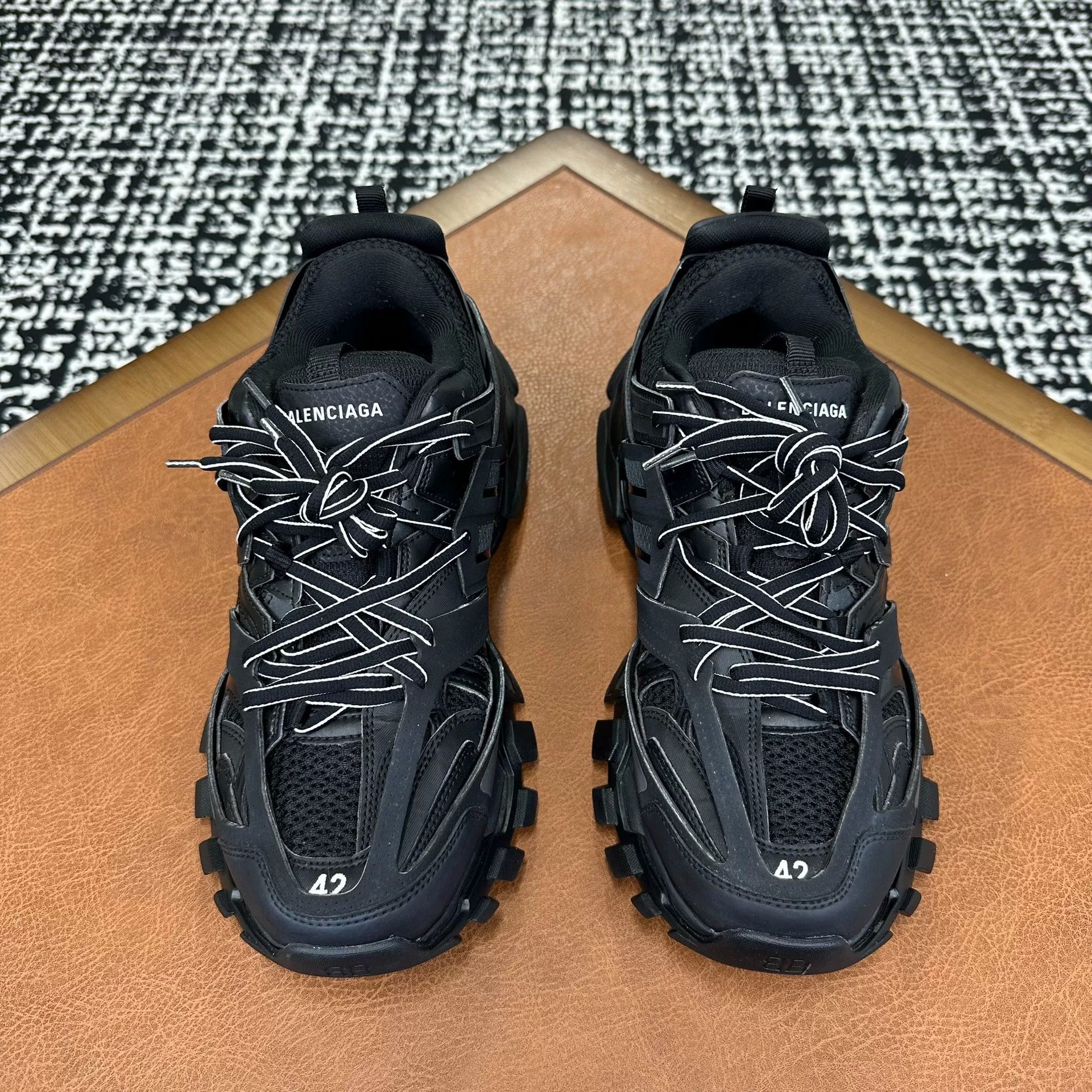 Balenciaga Balenciaga Distressed Black Lowtop Sneakers 9 Men Size US 9 / EU 42 - 2 Thumbnail