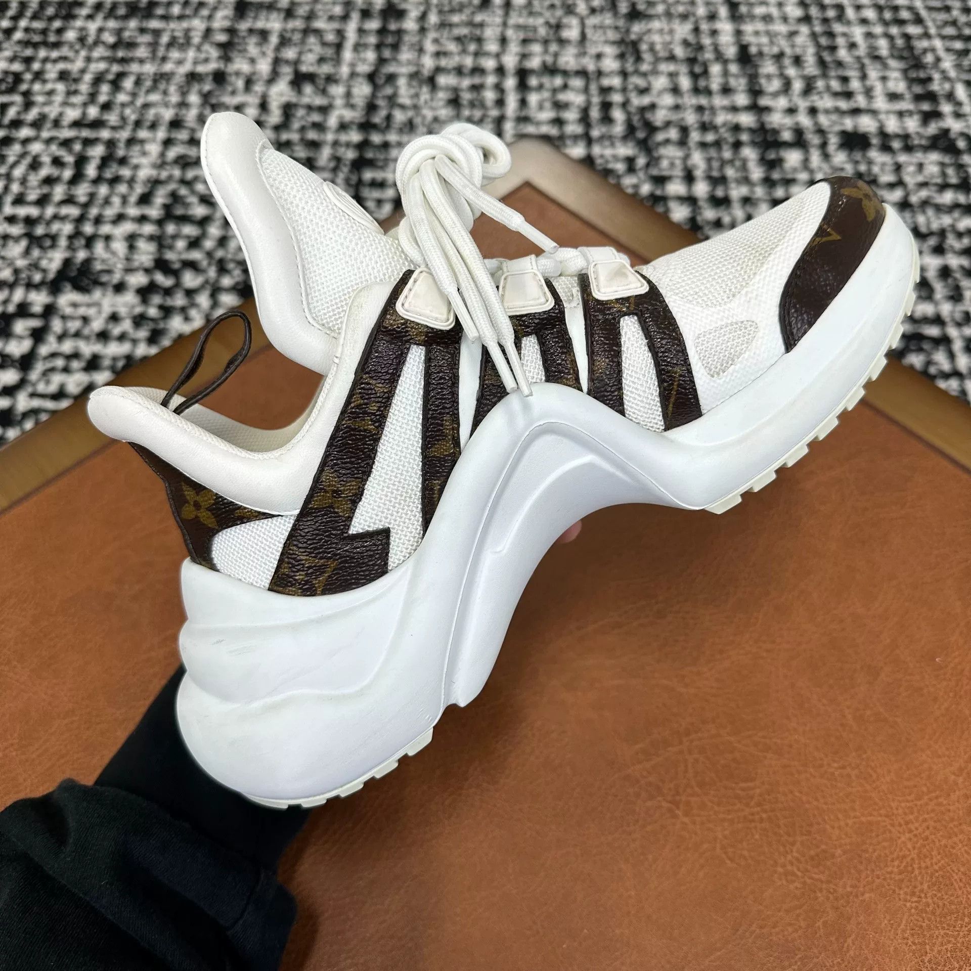 Louis Vuitton Louis Vuitton White Lowtop Sneakers it_37 Women Size US 7 / IT 37 - 6 Thumbnail