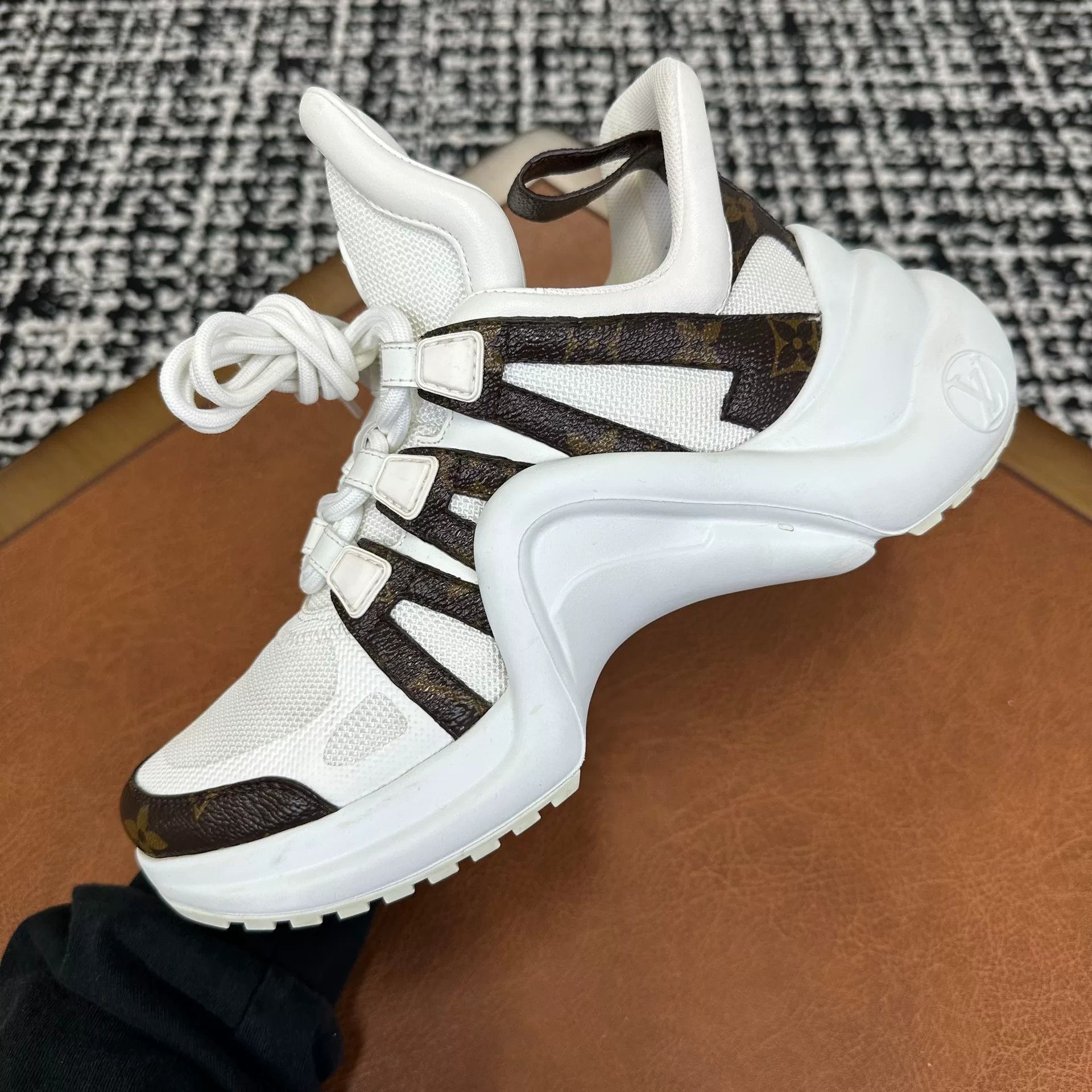Louis Vuitton Louis Vuitton White Lowtop Sneakers it_37 Women Size US 7 / IT 37 - 5 Thumbnail