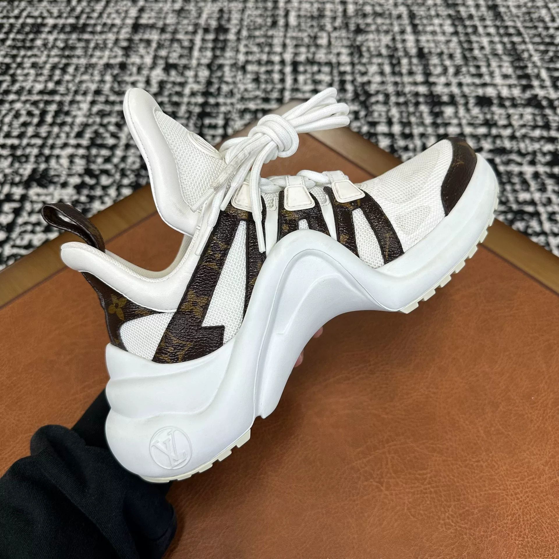 Louis Vuitton Louis Vuitton White Lowtop Sneakers it_37 Women Size US 7 / IT 37 - 8 Thumbnail