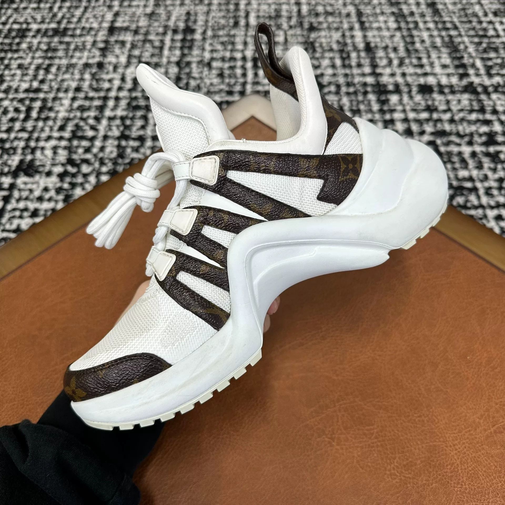 Louis Vuitton Louis Vuitton White Lowtop Sneakers it_37 Women Size US 7 / IT 37 - 7 Thumbnail