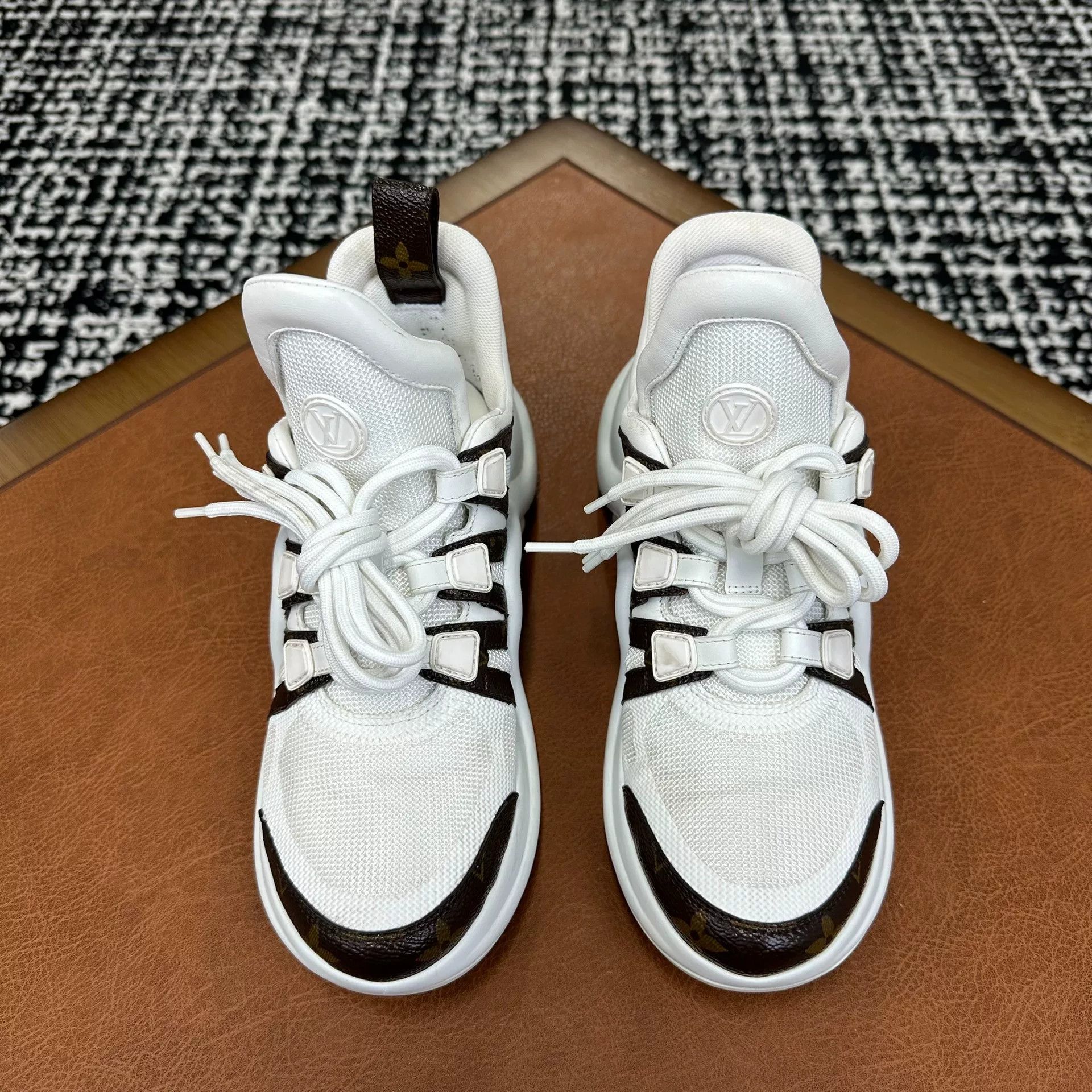 Louis Vuitton Louis Vuitton White Lowtop Sneakers it_37 Women Size US 7 / IT 37 - 2 Thumbnail