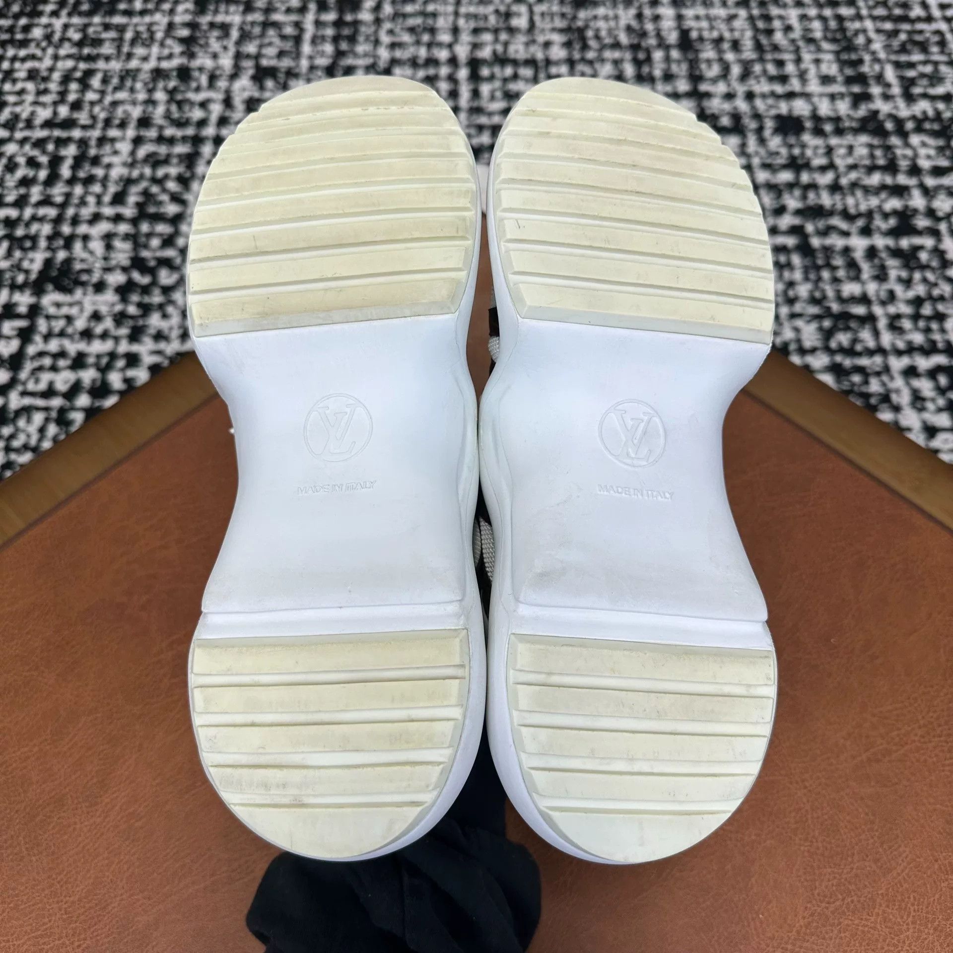 Louis Vuitton Louis Vuitton White Lowtop Sneakers it_37 Women Size US 7 / IT 37 - 9 Thumbnail