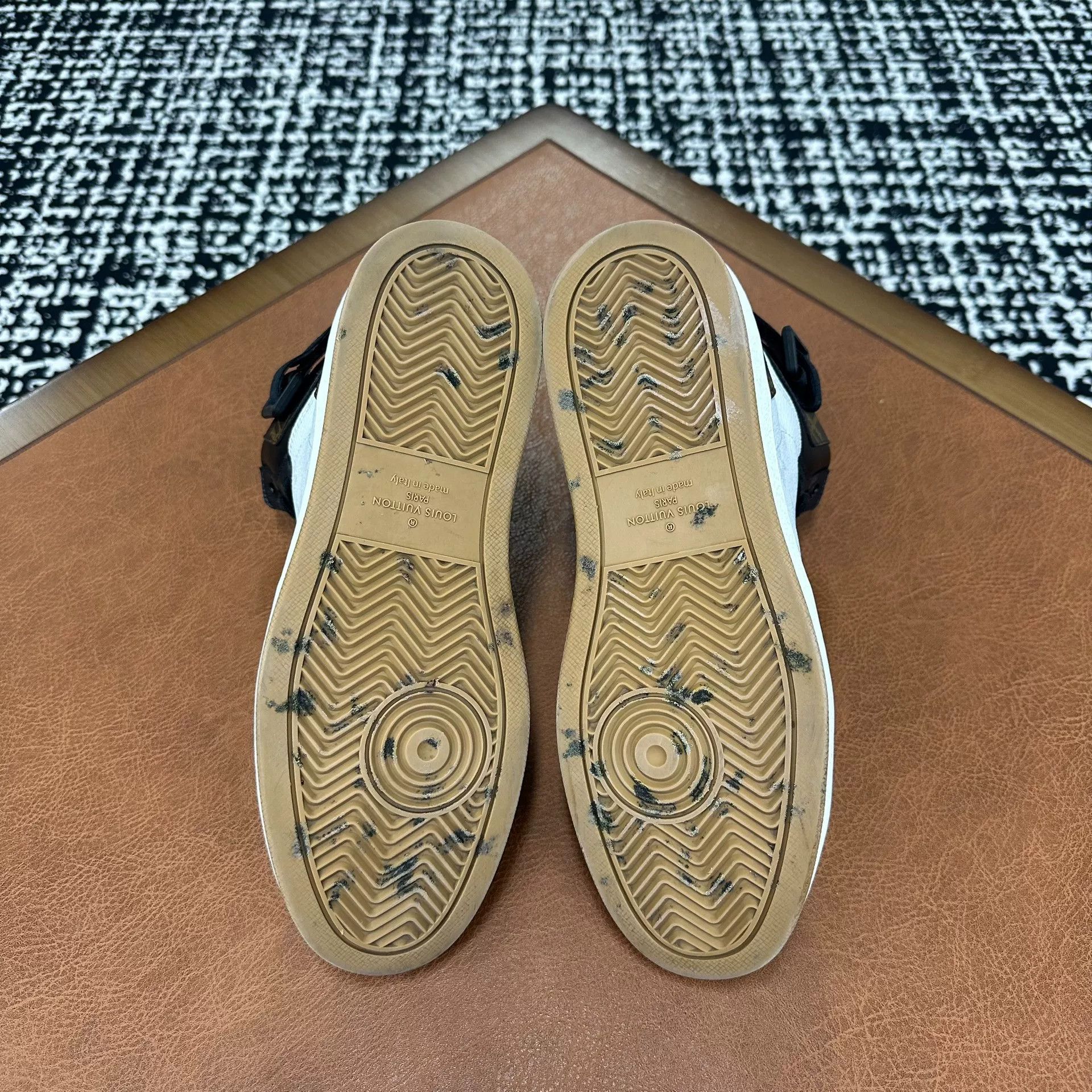 Louis Vuitton Louis Vuitton Hitop Sneakers 8 Men Size US 8 / EU 41 - 8 Thumbnail