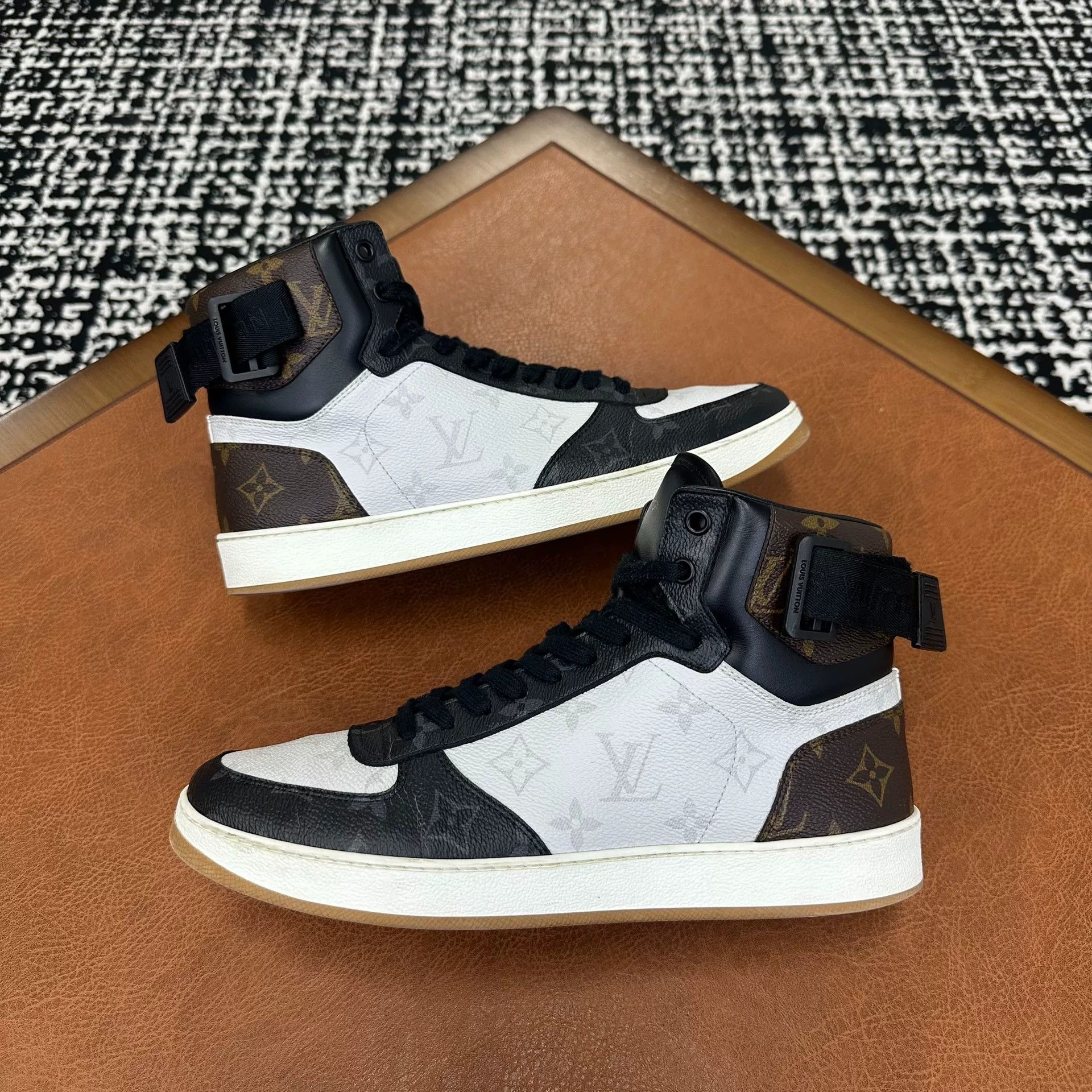 Louis Vuitton Louis Vuitton Hitop Sneakers 8 Men Size US 8 / EU 41 - 6 Thumbnail