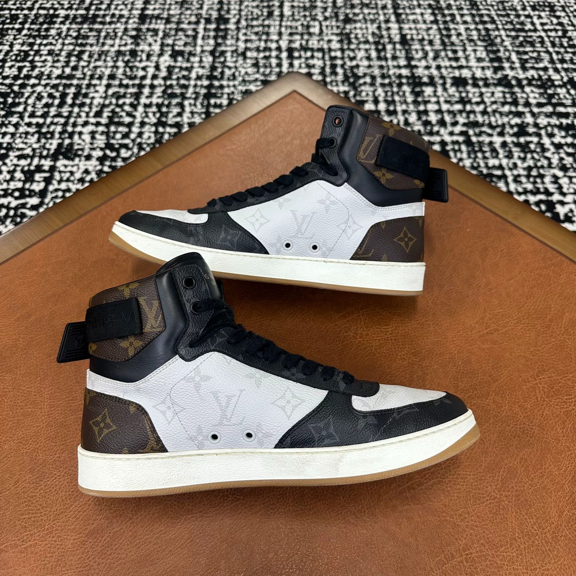 Louis Vuitton Louis Vuitton Hitop Sneakers 8 Men Size US 8 / EU 41 - 7 Thumbnail