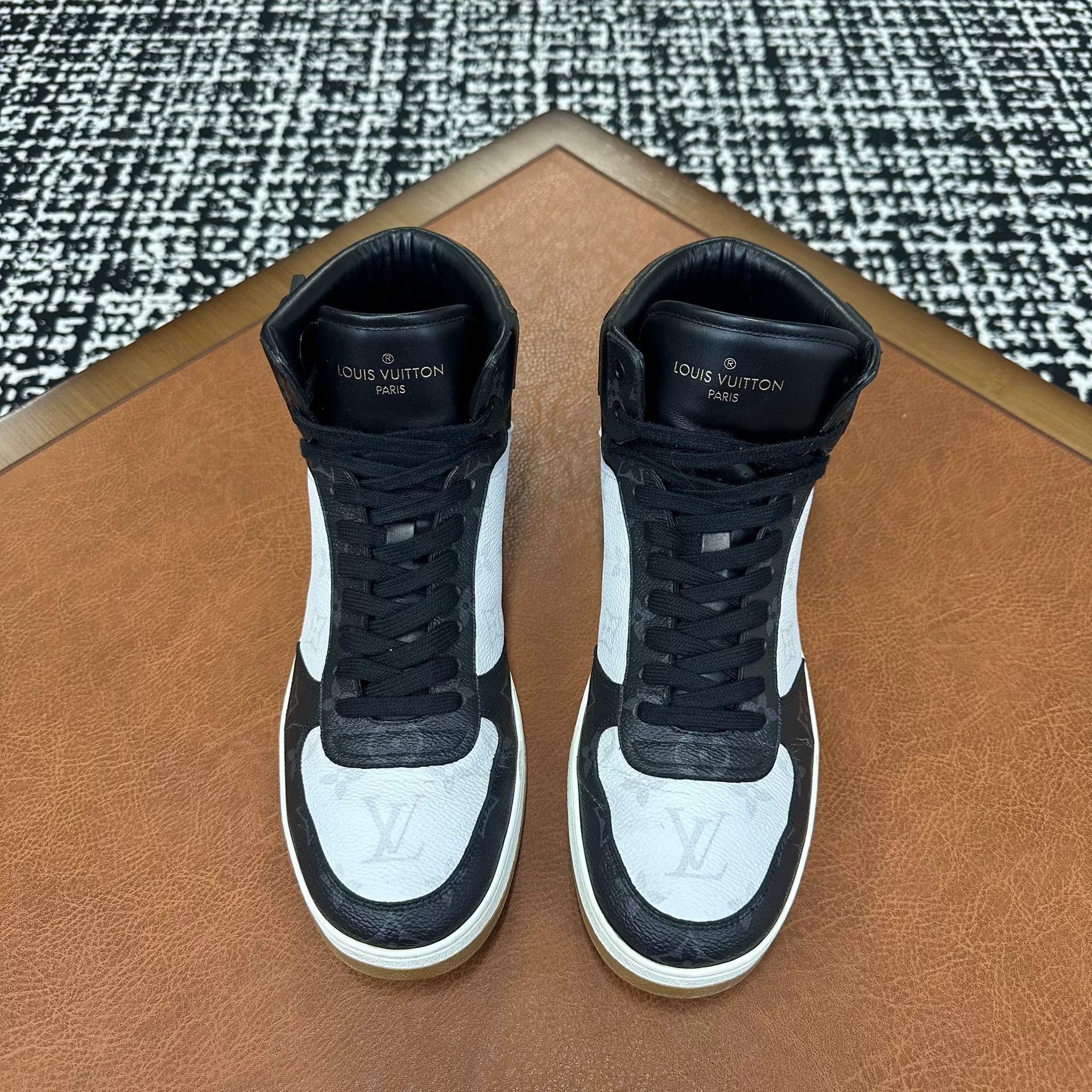 Louis Vuitton Louis Vuitton Hitop Sneakers 8 Men Size US 8 / EU 41 - 2 Thumbnail
