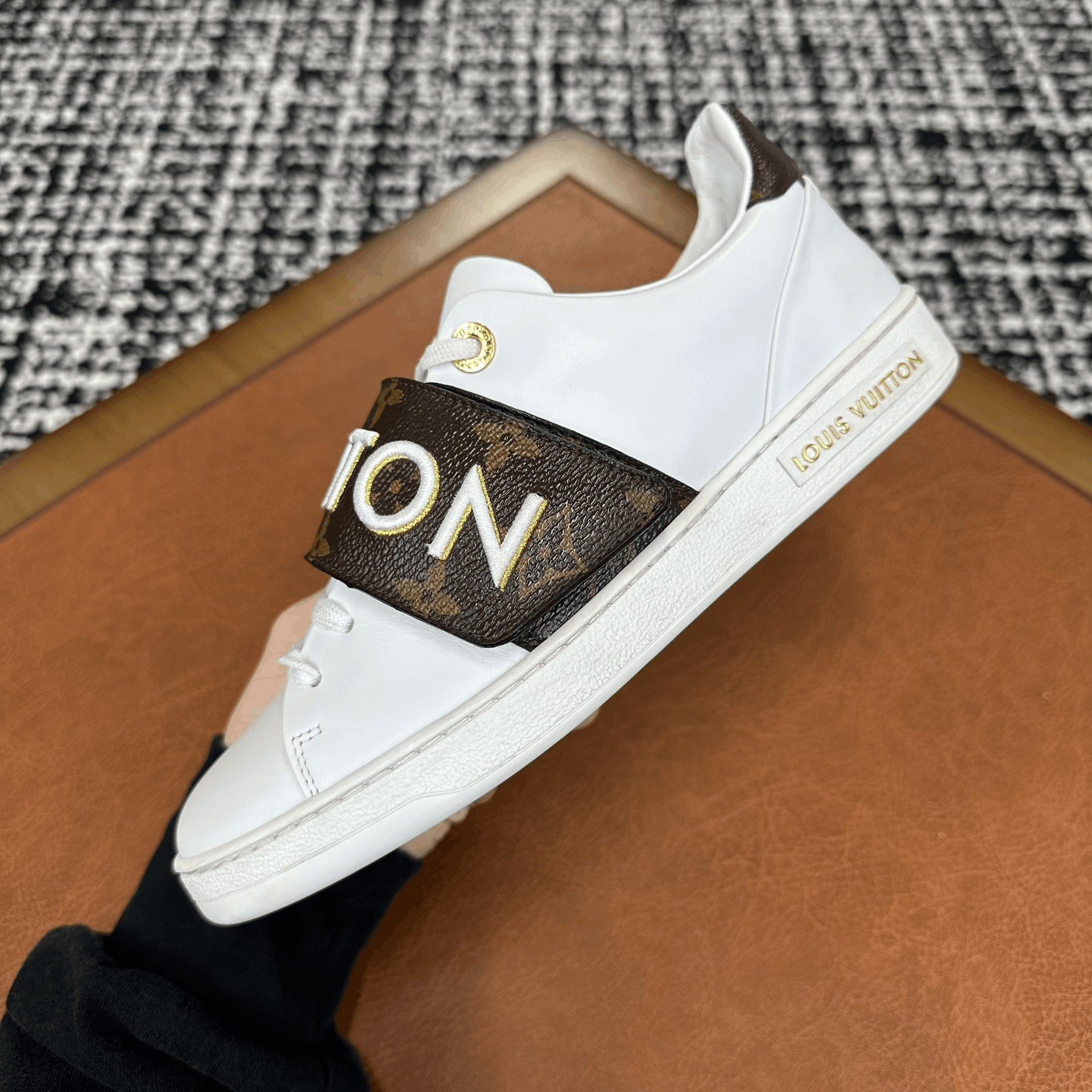 Louis Vuitton Louis Vuitton White Lowtop Sneakers it_36 Women Size US 6 / IT 36 - 8 Thumbnail