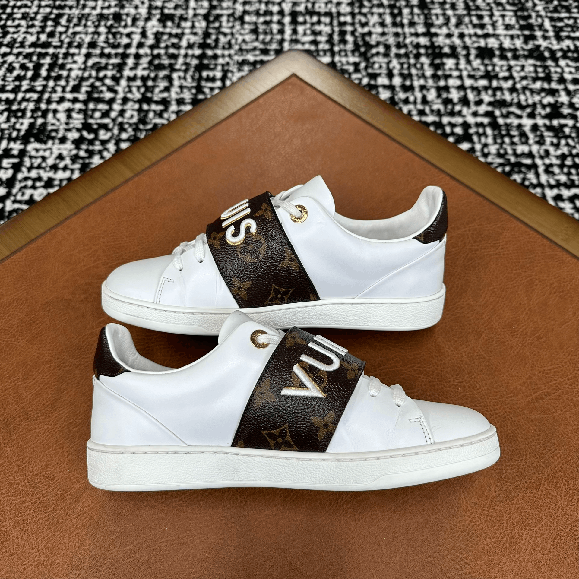 Louis Vuitton Louis Vuitton White Lowtop Sneakers it_36 Women Size US 6 / IT 36 - 6 Thumbnail