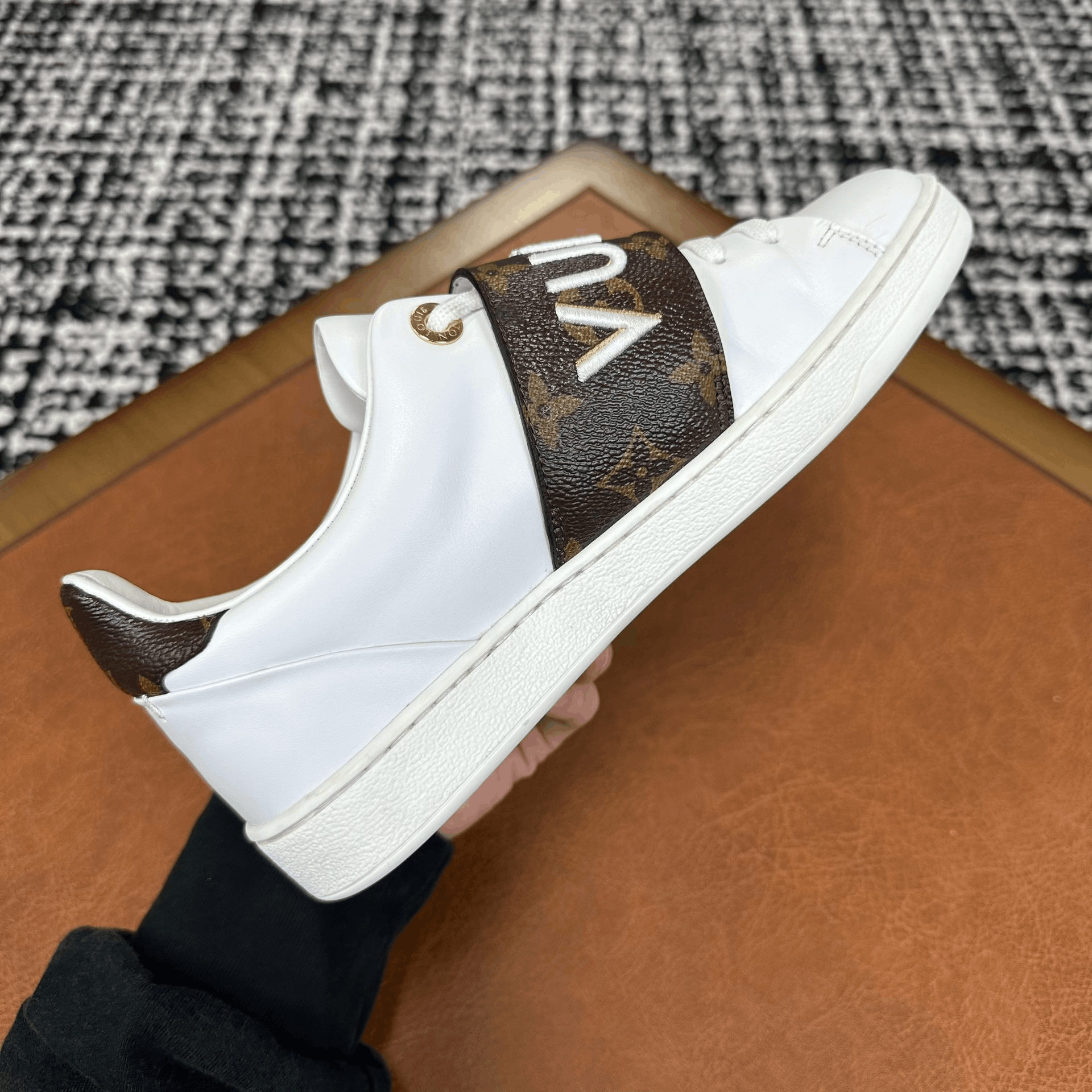 Louis Vuitton Louis Vuitton White Lowtop Sneakers it_36 Women Size US 6 / IT 36 - 9 Thumbnail