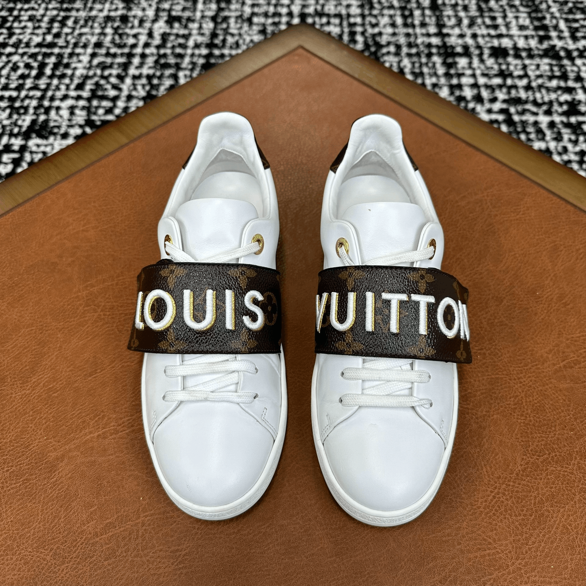 Louis Vuitton Louis Vuitton White Lowtop Sneakers it_36 Women Size US 6 / IT 36 - 2 Thumbnail