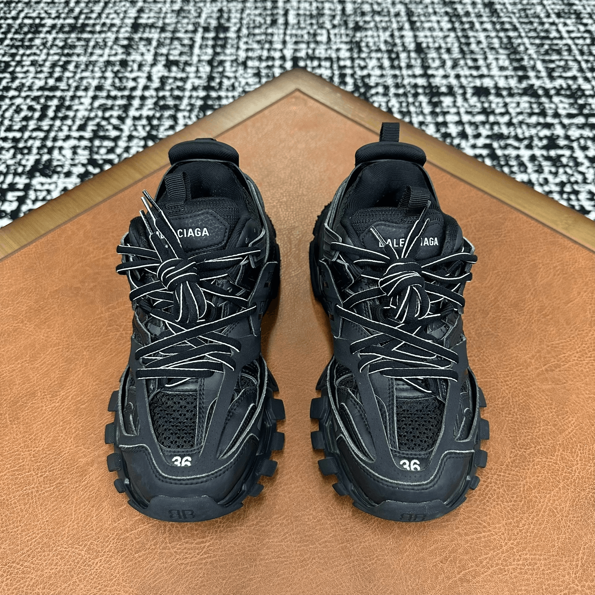 Balenciaga Balenciaga Black Lowtop Sneakers it_36 Women Size US 6 / IT 36 - 2 Thumbnail
