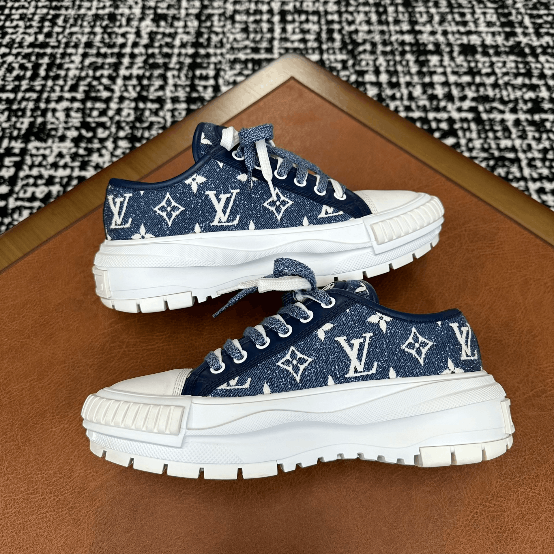 Louis Vuitton Louis Vuitton Denim Blue Lowtop Sneakers it_36-5 Women Size US 6.5 / IT 36.5 - 5 Thumbnail