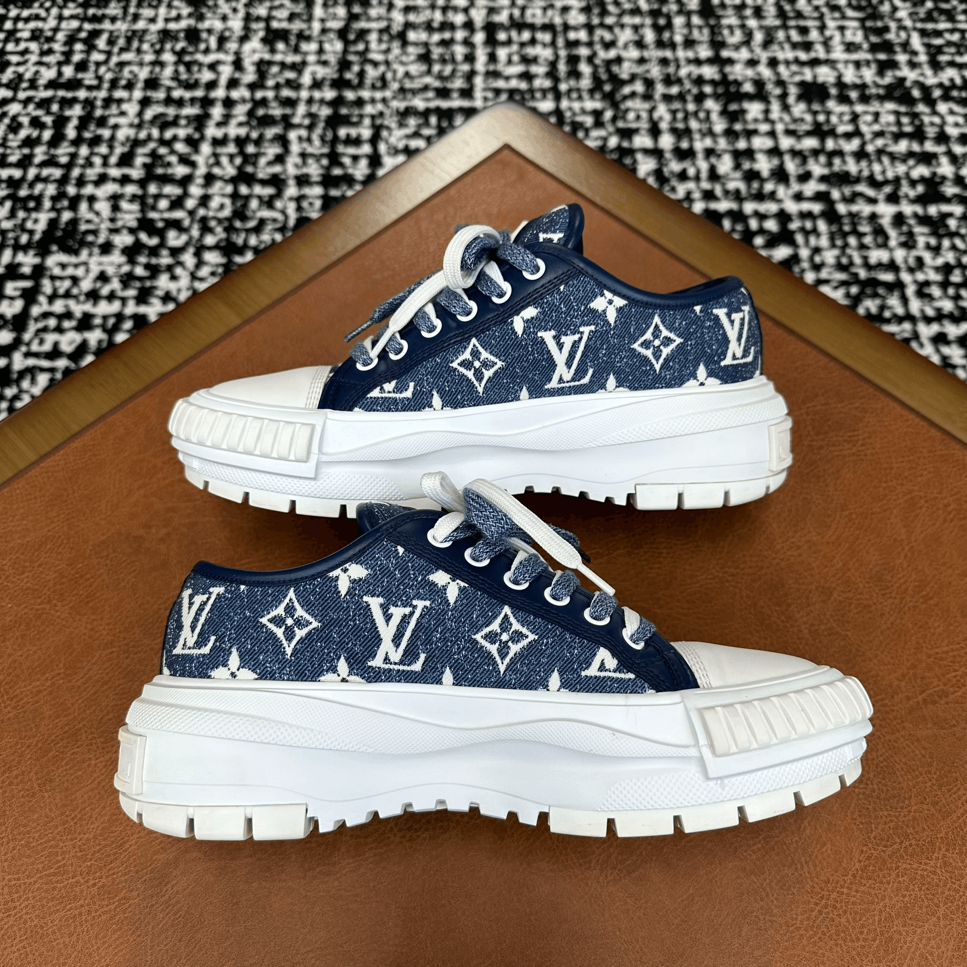 Louis Vuitton Louis Vuitton Denim Blue Lowtop Sneakers it_36-5 Women Size US 6.5 / IT 36.5 - 6 Thumbnail