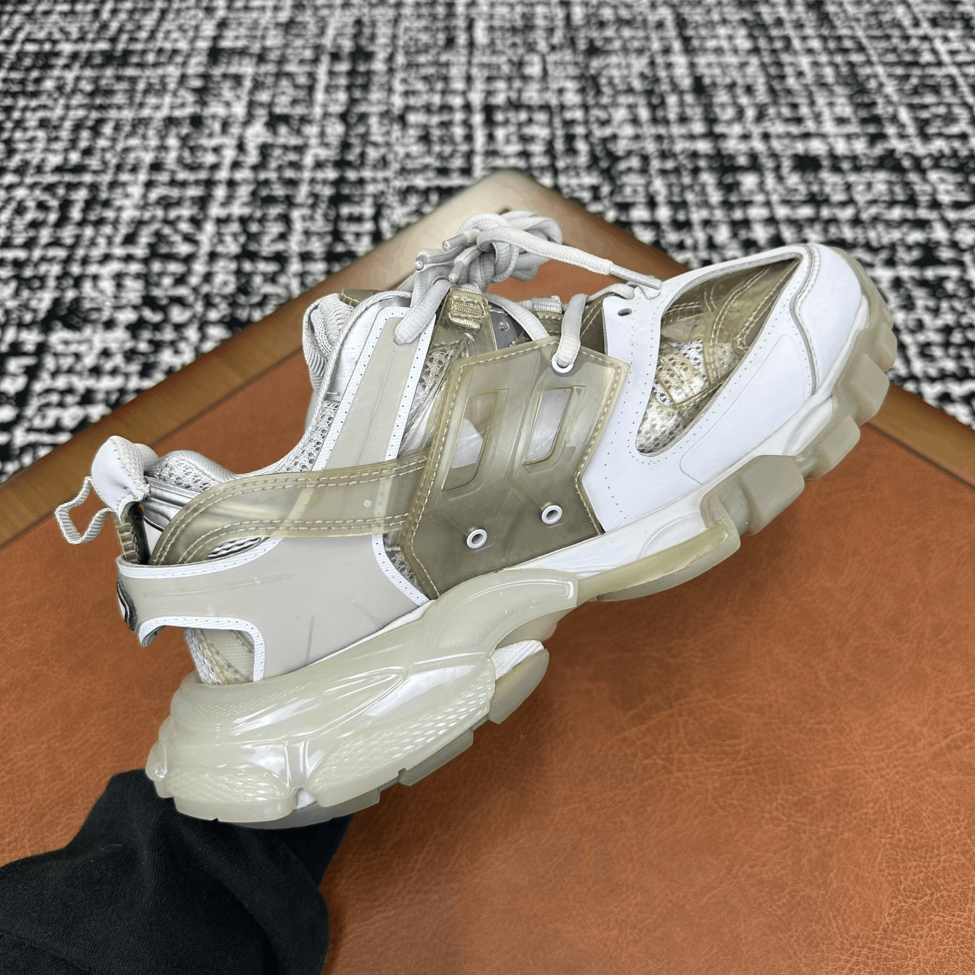 Balenciaga Balenciaga Clear White Lowtop Sneakers 7 Men Size US 7 / EU 40 - 9 Thumbnail