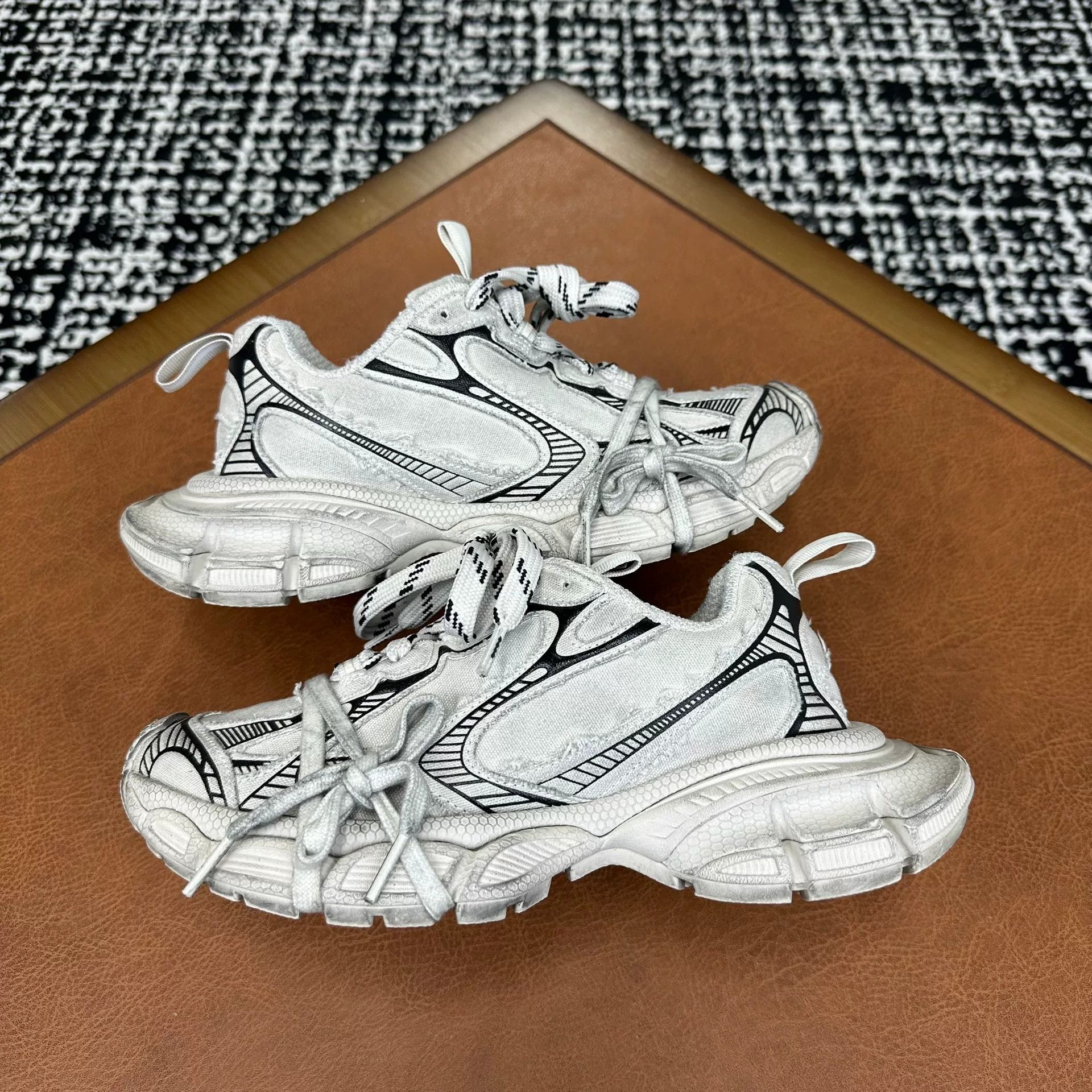 Balenciaga Balenciaga Beige Lowtop Sneakers it_36 Women Size US 6 / IT 36 - 2 Thumbnail