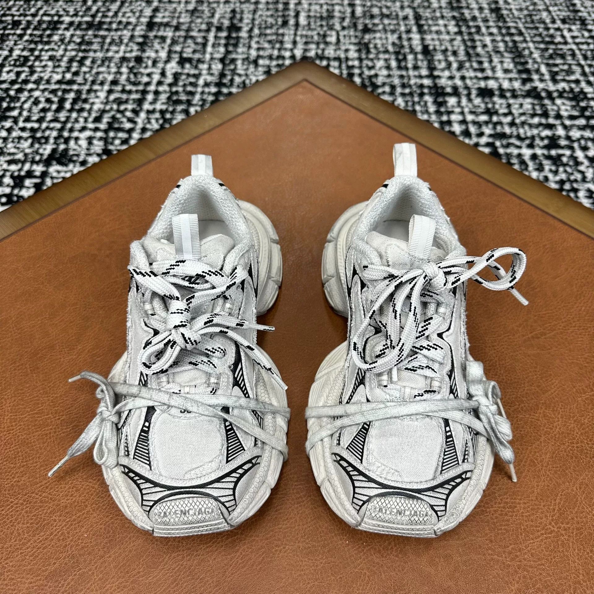 Balenciaga Balenciaga Beige Lowtop Sneakers it_36 Women Size US 6 / IT 36 - 4 Thumbnail