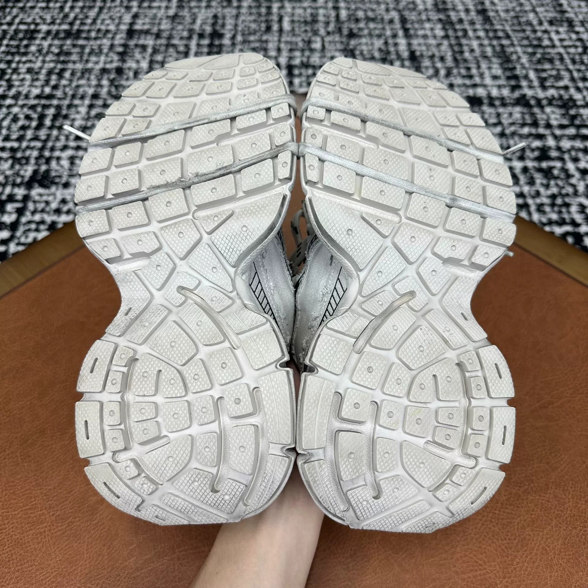 Balenciaga Balenciaga Beige Lowtop Sneakers it_36 Women Size US 6 / IT 36 - 8 Thumbnail