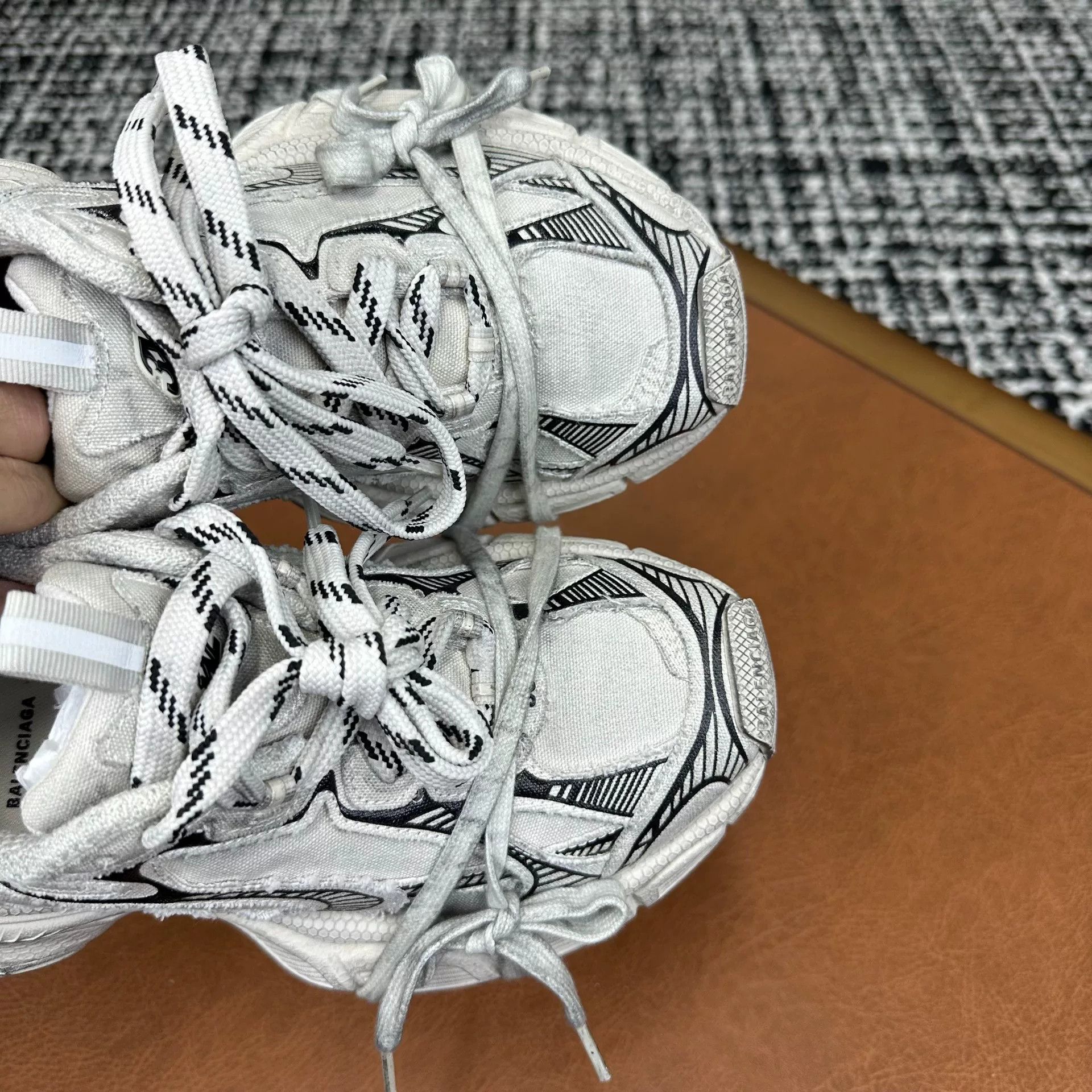 Balenciaga Balenciaga Beige Lowtop Sneakers it_36 Women Size US 6 / IT 36 - 7 Thumbnail