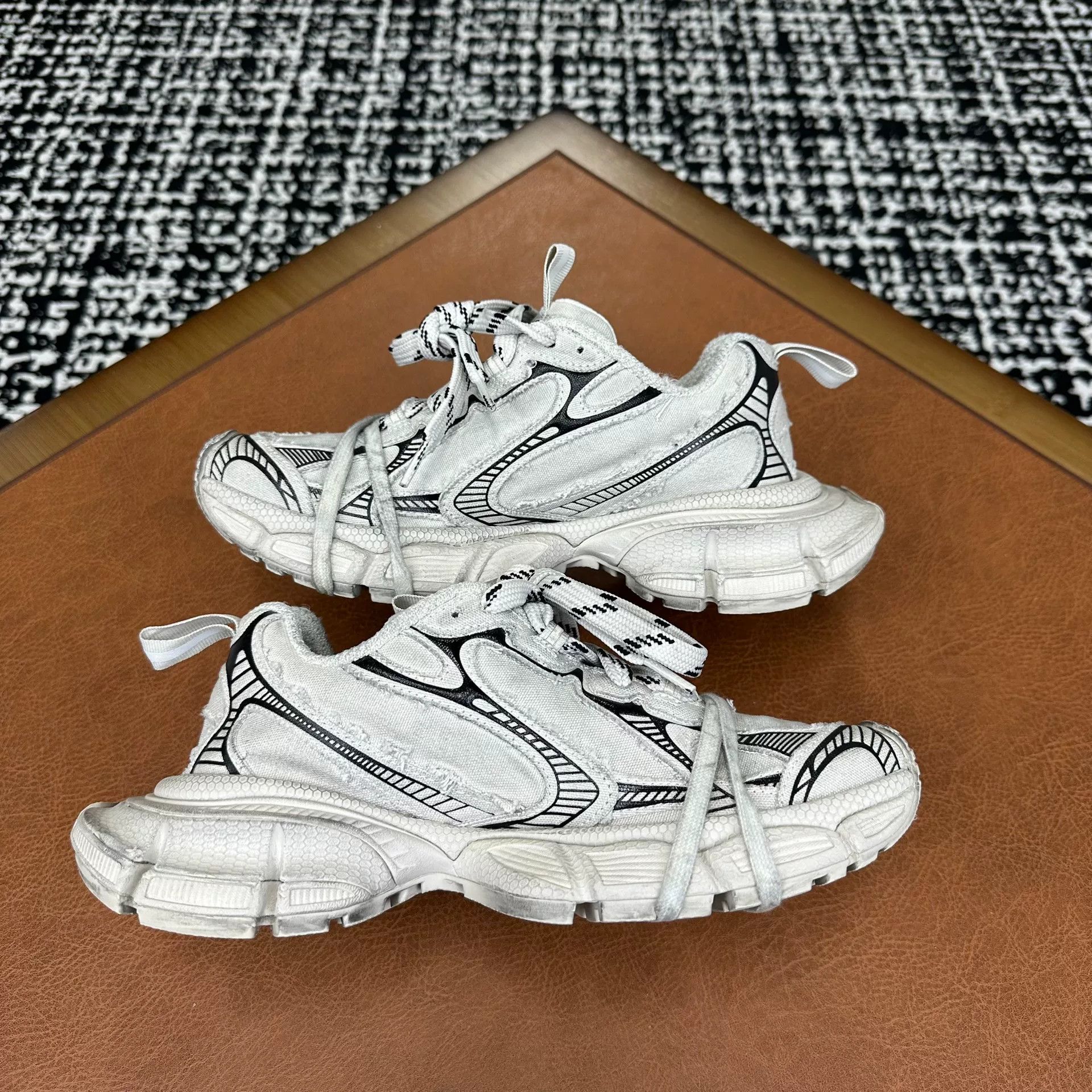 Balenciaga Balenciaga Beige Lowtop Sneakers it_36 Women Size US 6 / IT 36 - 3 Thumbnail