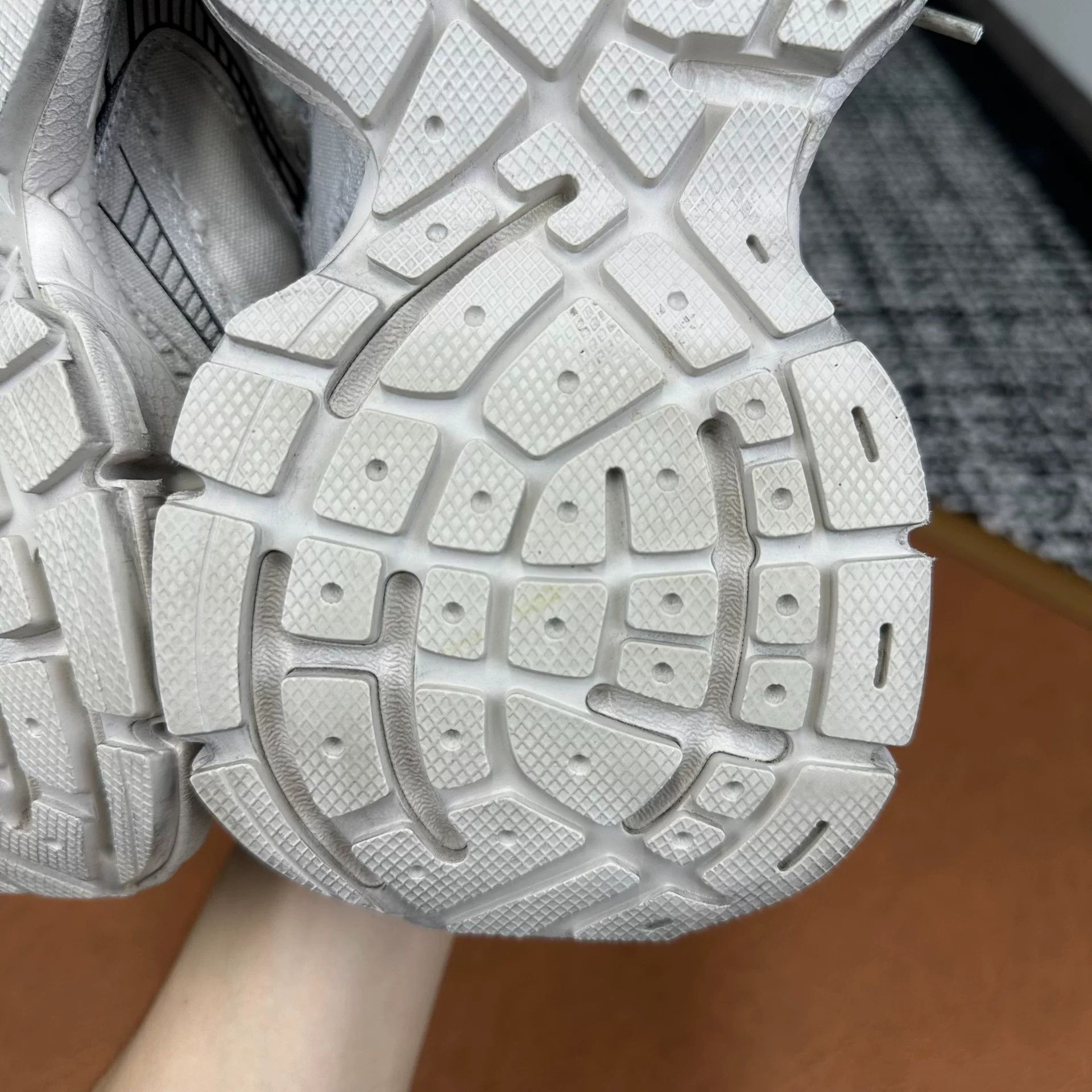 Balenciaga Balenciaga Beige Lowtop Sneakers it_36 Women Size US 6 / IT 36 - 9 Thumbnail