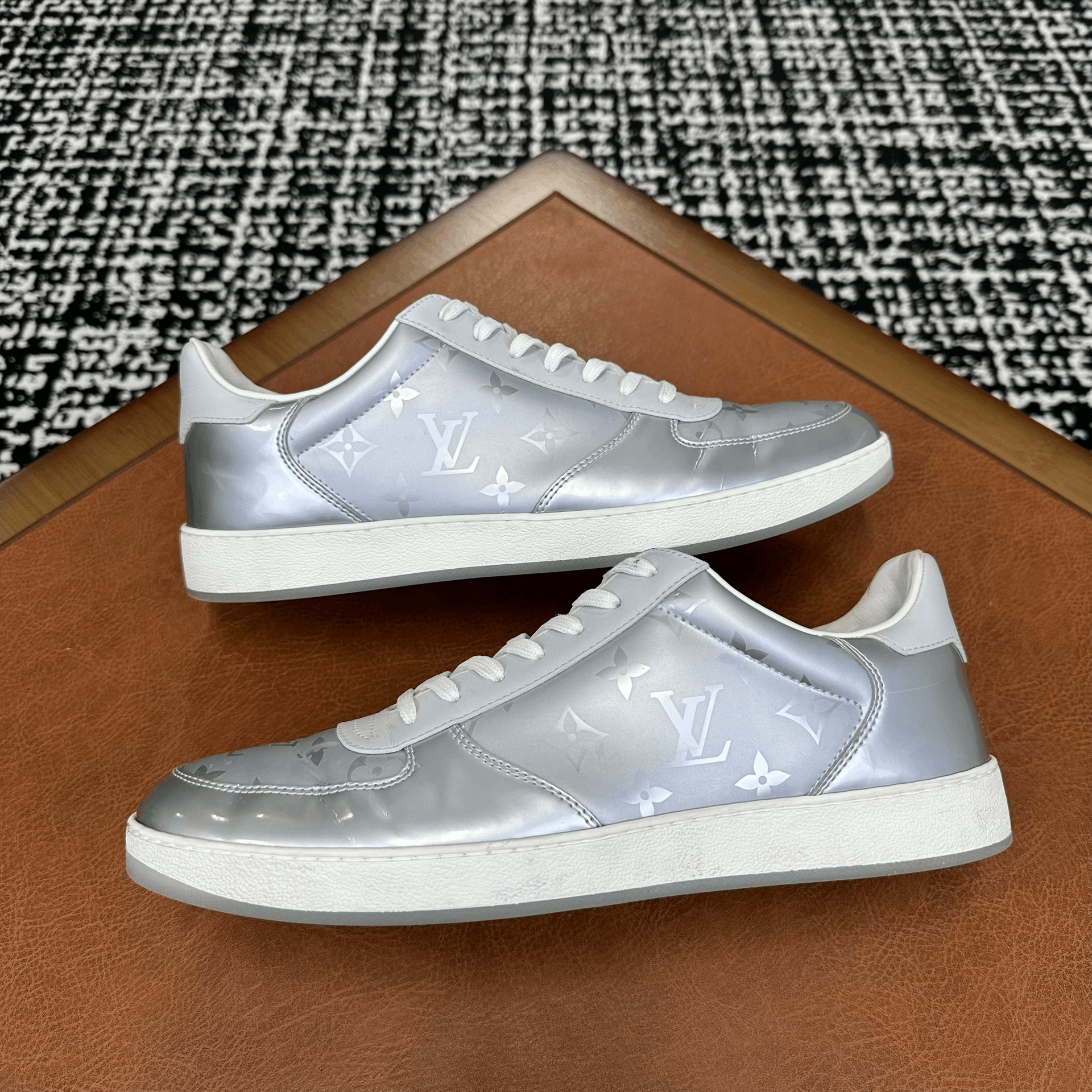 Louis Vuitton Louis Vuitton White Lowtop Sneakers 11 Men Size US 11 / EU 44 - 5 Thumbnail