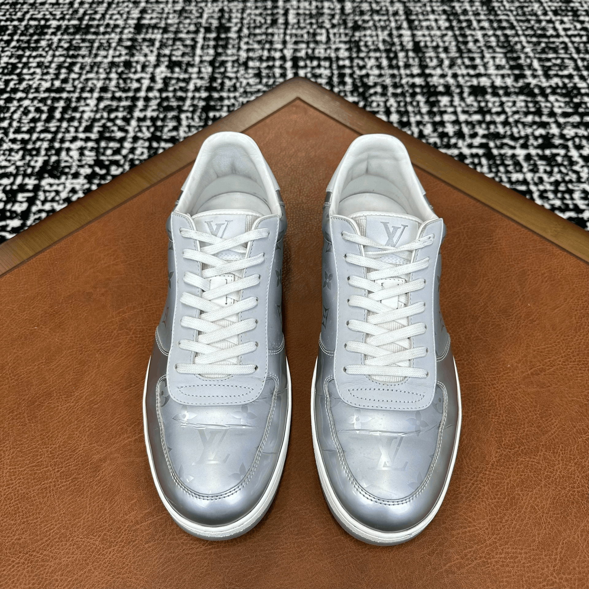 Louis Vuitton Louis Vuitton White Lowtop Sneakers 11 Men Size US 11 / EU 44 - 2 Thumbnail