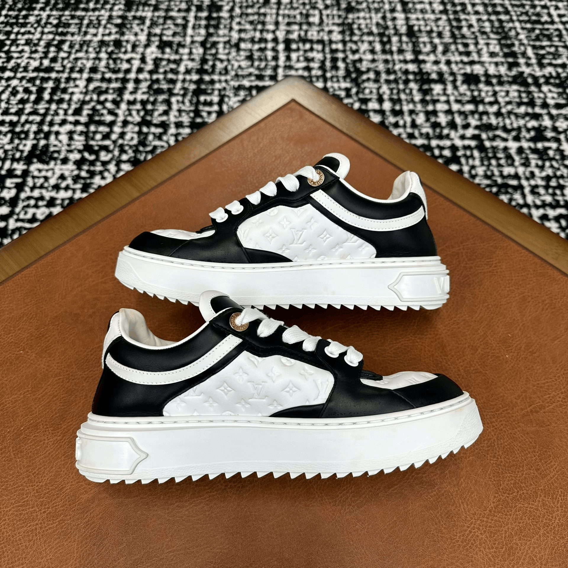 Louis Vuitton Louis Vuitton Black Lowtop Sneakers it_36 Women Size US 6 / IT 36 - 3 Thumbnail