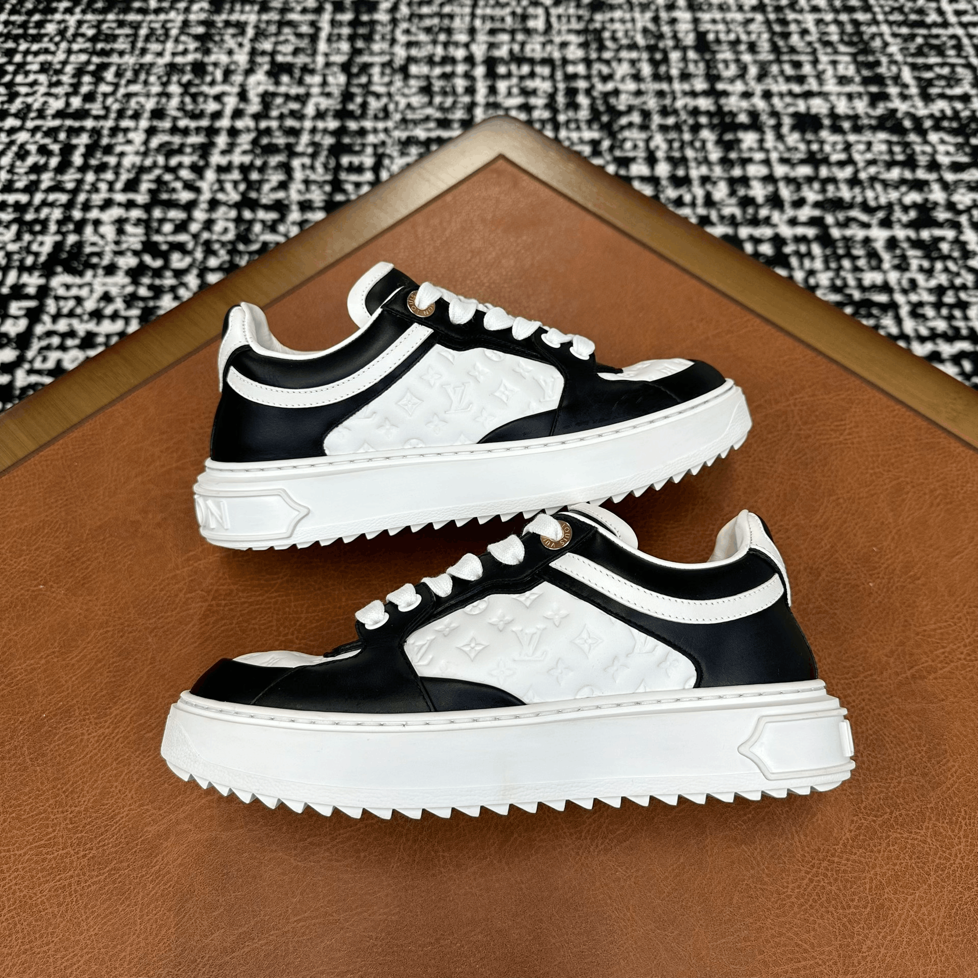 Louis Vuitton Louis Vuitton Black Lowtop Sneakers it_36 Women Size US 6 / IT 36 - 2 Thumbnail