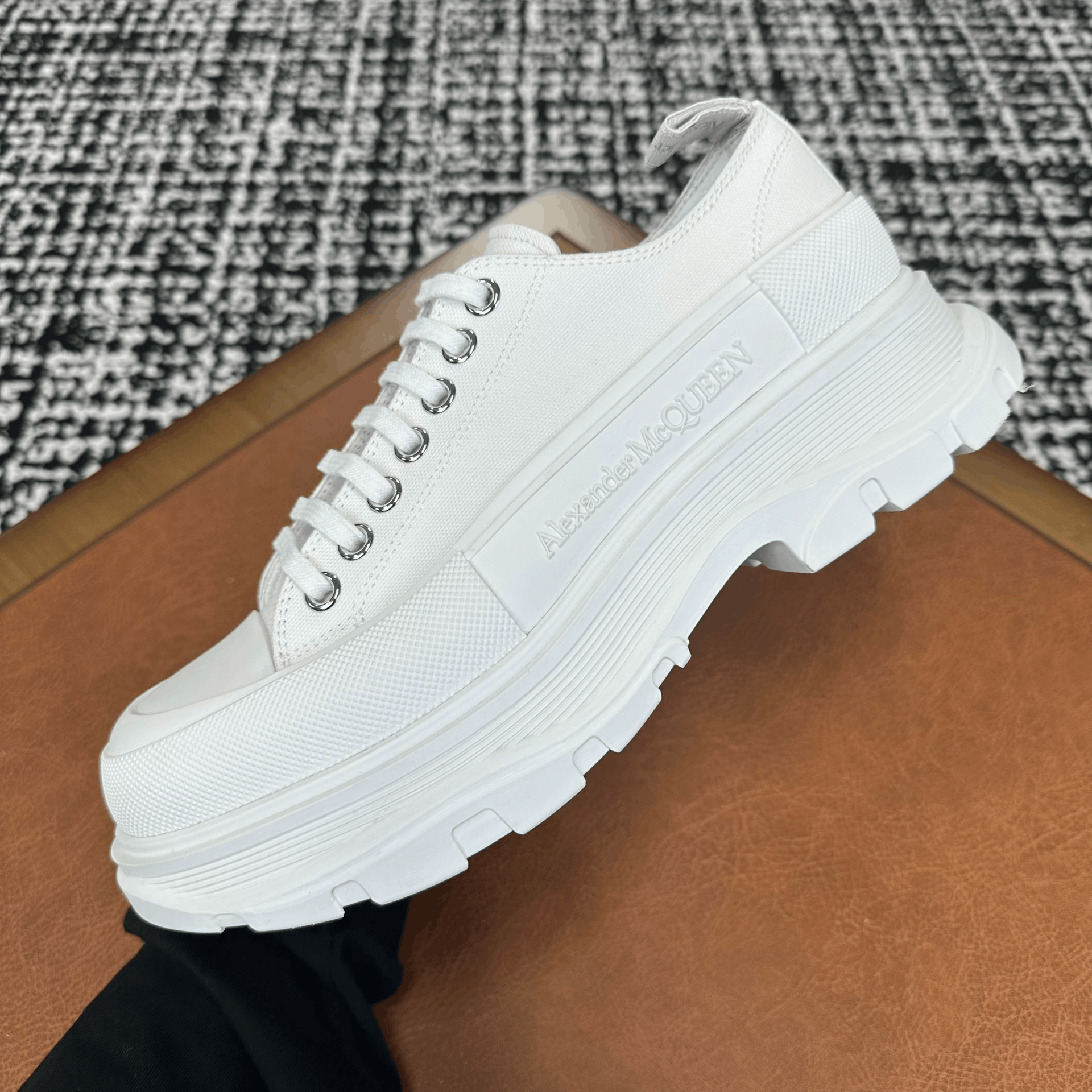 Alexander McQueen Alexander McQueen White Lowtop Sneakers 9 Men Size US 9 / EU 42 - 7 Thumbnail