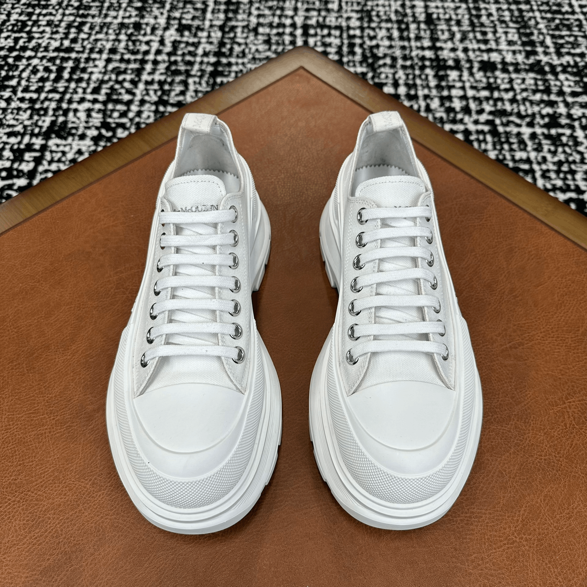 Alexander McQueen Alexander McQueen White Lowtop Sneakers 9 Men Size US 9 / EU 42 - 2 Thumbnail